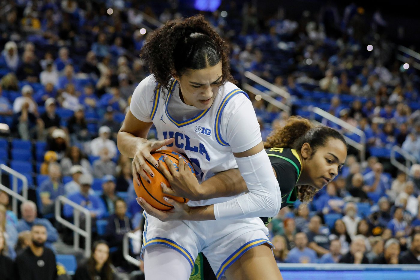 Lauren Betts leads No. 4 UCLA to 80-59 rout of Oregon in Big Ten opener | iNFOnews.ca
