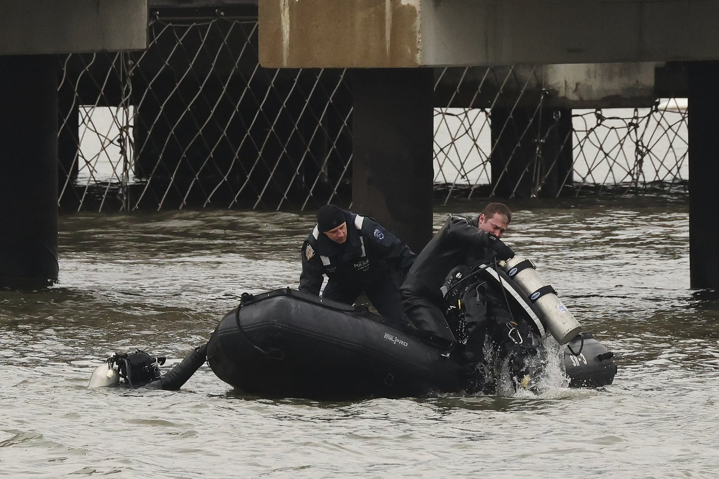 Divers search for parts after NYC helicopter crash killed a family of five and the pilot, a Navy vet | iNFOnews.ca Divers search for parts after NYC helicopter crash killed a family of five and the pilot, a Navy vet | iNFOnews.ca
