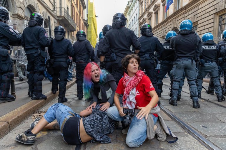 Rioters loot stores, set fires in central Milan during cost-of-living protest | iNFOnews.ca