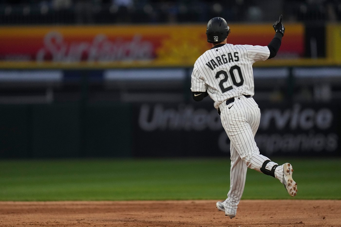 Miguel Vargas homers twice as the White Sox beat Luis Castillo and the Mariners 6-1 | iNFOnews.ca
