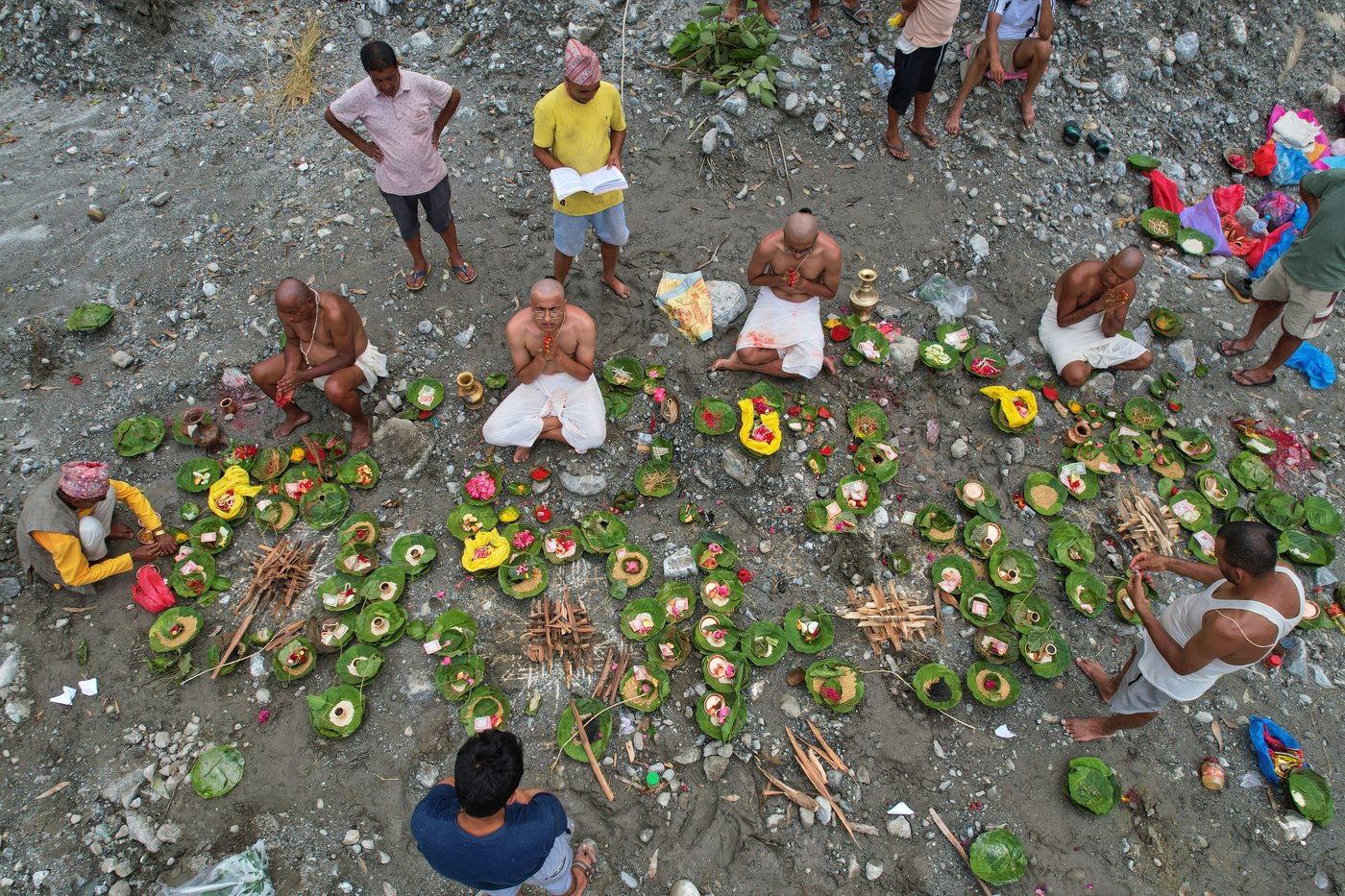 Symbolic funerals held in Nepal for those feared lost as some missing tourists make contact | iNFOnews.ca