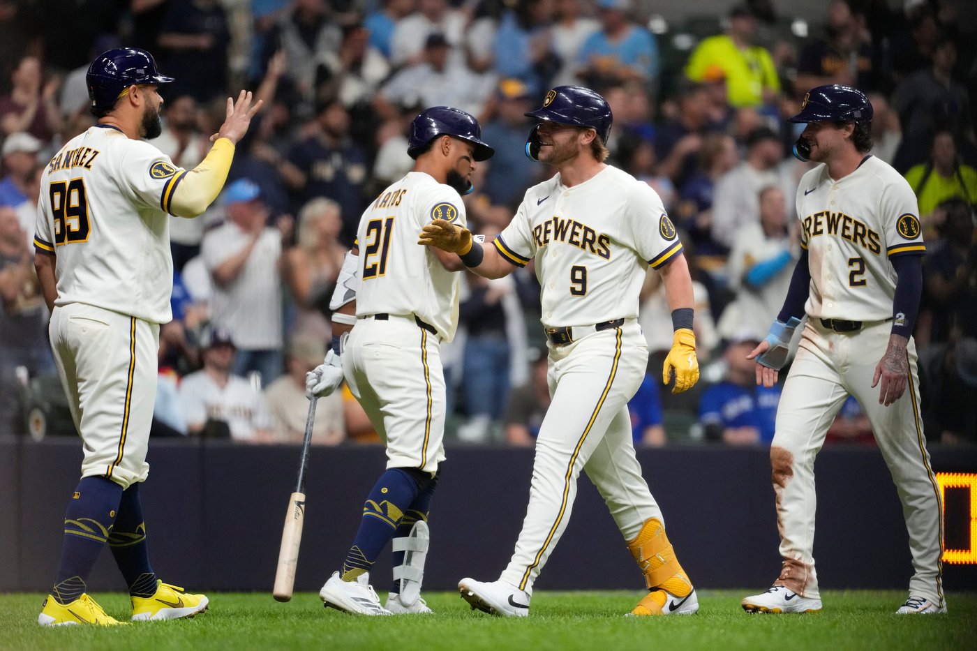 Blue Jays batter Brewers' bullpen to win 9-7 in 10 innings as Milwaukee drops 6th straight | iNFOnews.ca Blue Jays batter Brewers' bullpen to win 9-7 in 10 innings as Milwaukee drops 6th straight | iNFOnews.ca