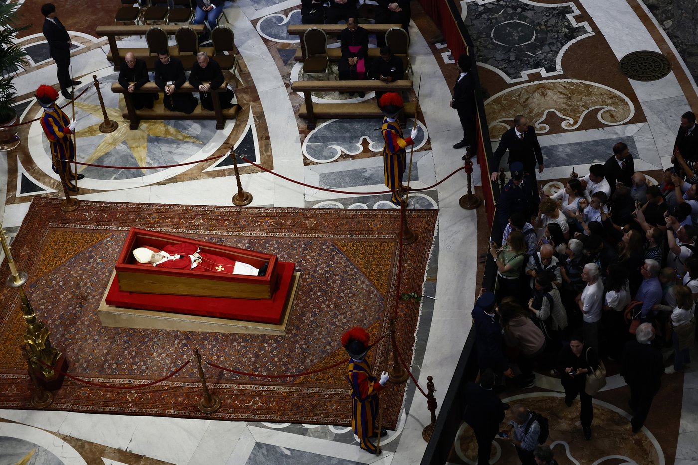Catholic faithful pay their final respects to Pope Francis as public viewing begins | iNFOnews.ca
