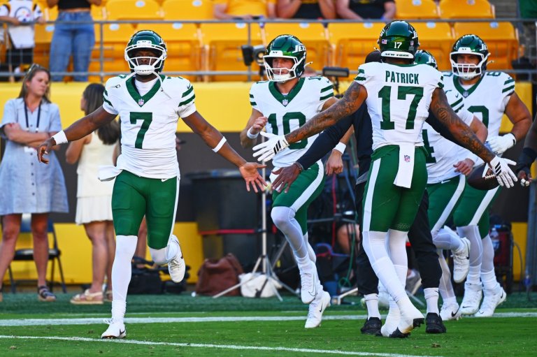 Geno Smith throws a touchdown pass during his 1-drive cameo as Jets top Steelers 17-0 | iNFOnews.ca