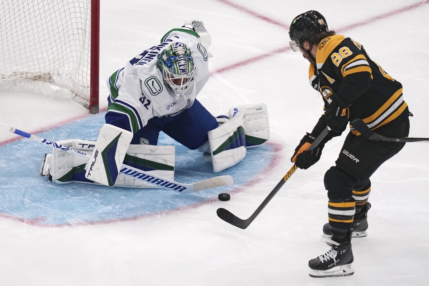 DeBrusk scores in return to Boston as Canucks shut out Bruins 2-0 behind Lankinen | iNFOnews.ca DeBrusk scores in return to Boston as Canucks shut out Bruins 2-0 behind Lankinen | iNFOnews.ca