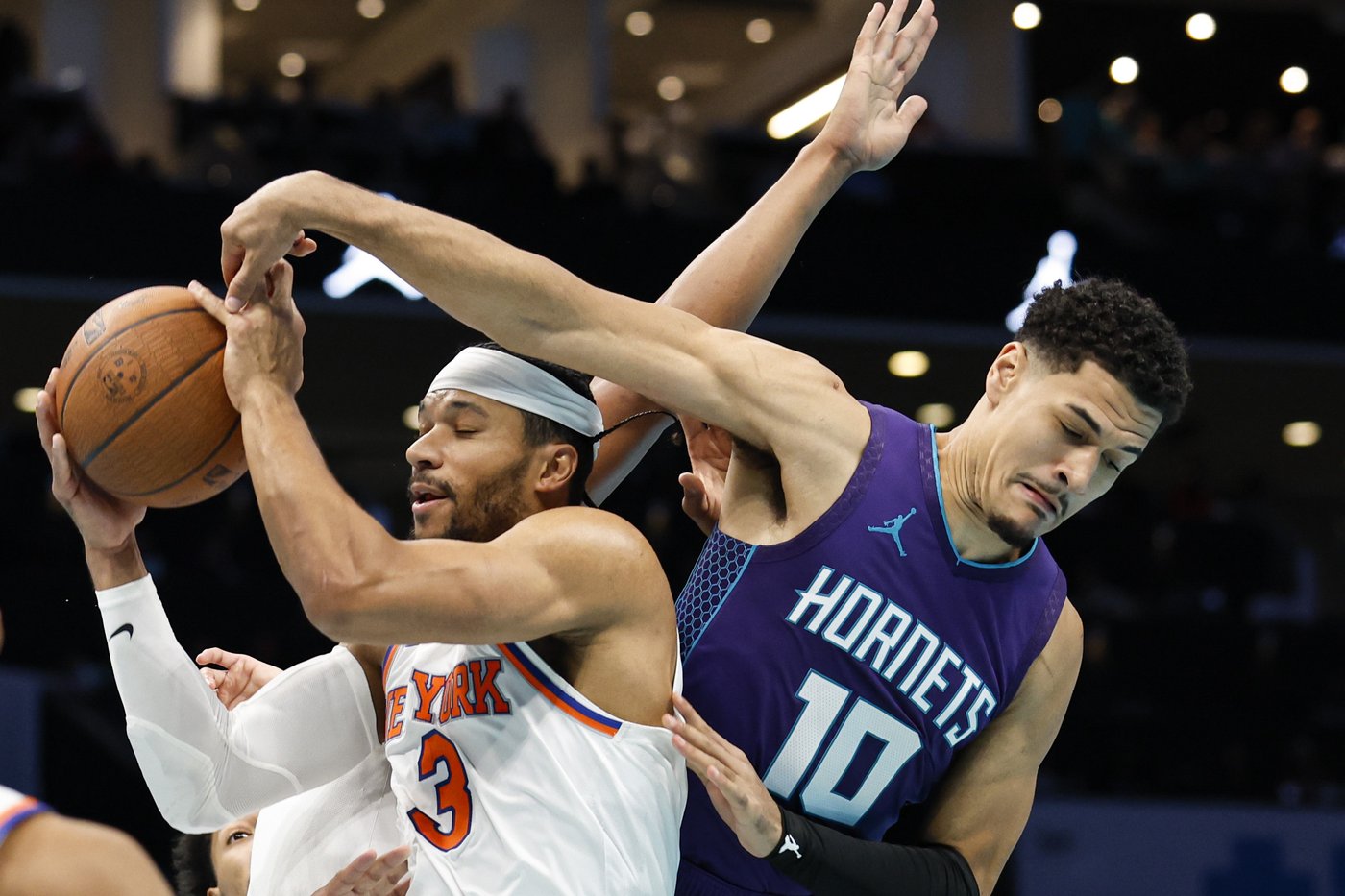 Jalen Brunson pours in 31 points as Knicks hold on to beat the Hornets 99-98 in NBA Cup play | iNFOnews.ca