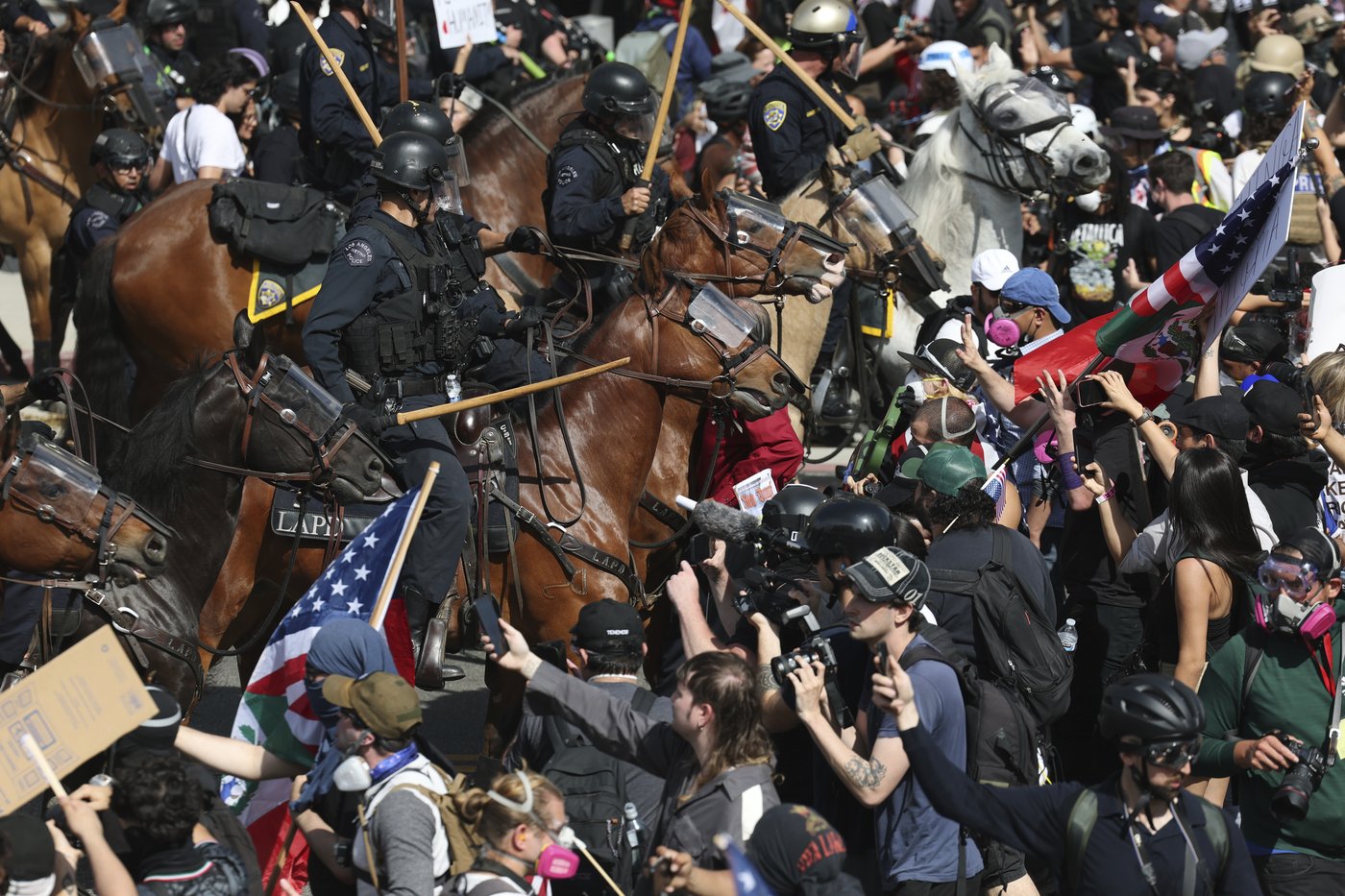 Anti-Trump demonstrators crowd streets, parks and plazas across the US. Organizers say millions came | iNFOnews.ca Anti-Trump demonstrators crowd streets, parks and plazas across the US. Organizers say millions came | iNFOnews.ca
