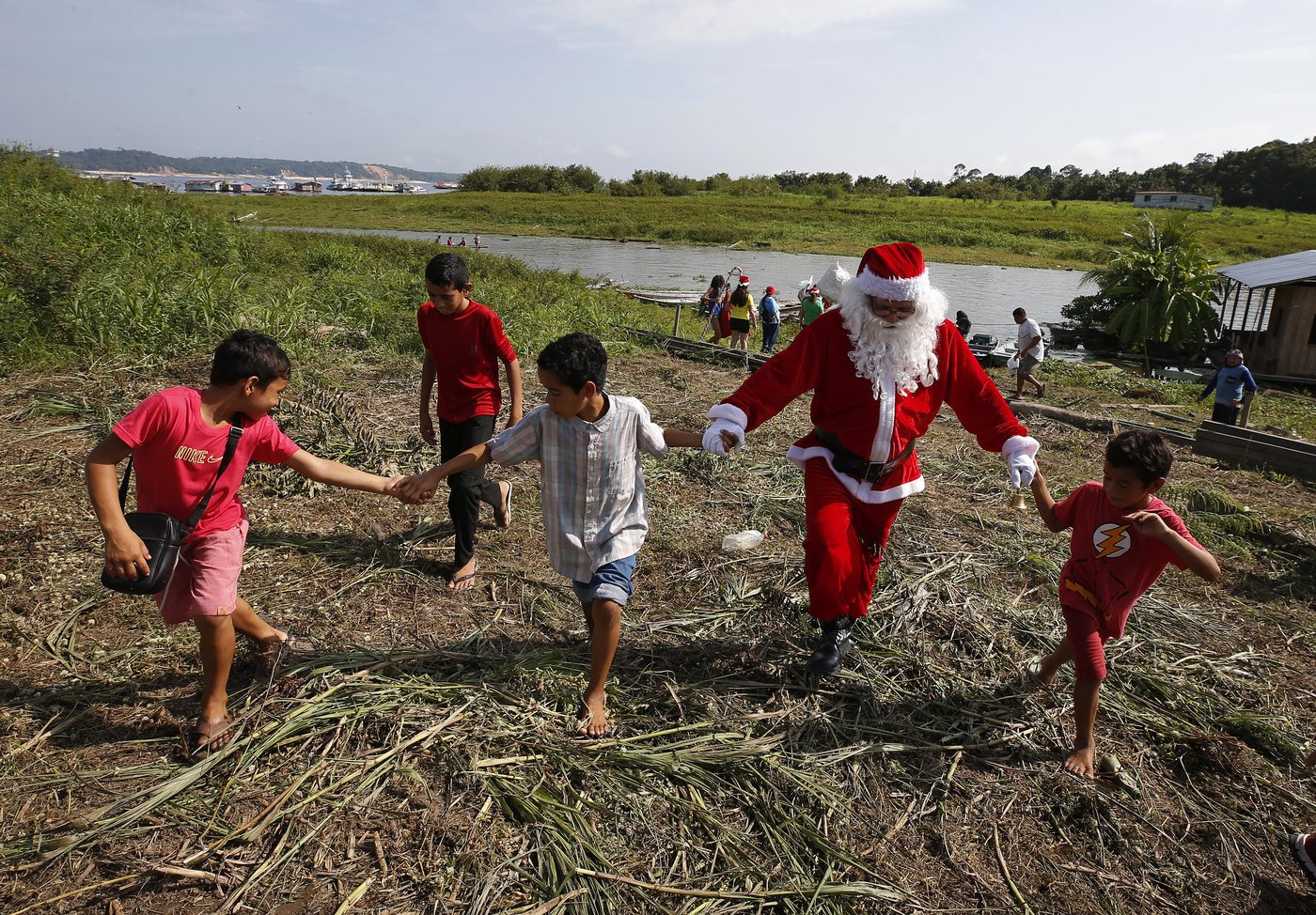 Santa braves the sticky heat of the Amazon jungle to bring gifts to children in Brazilian village | iNFOnews.ca
