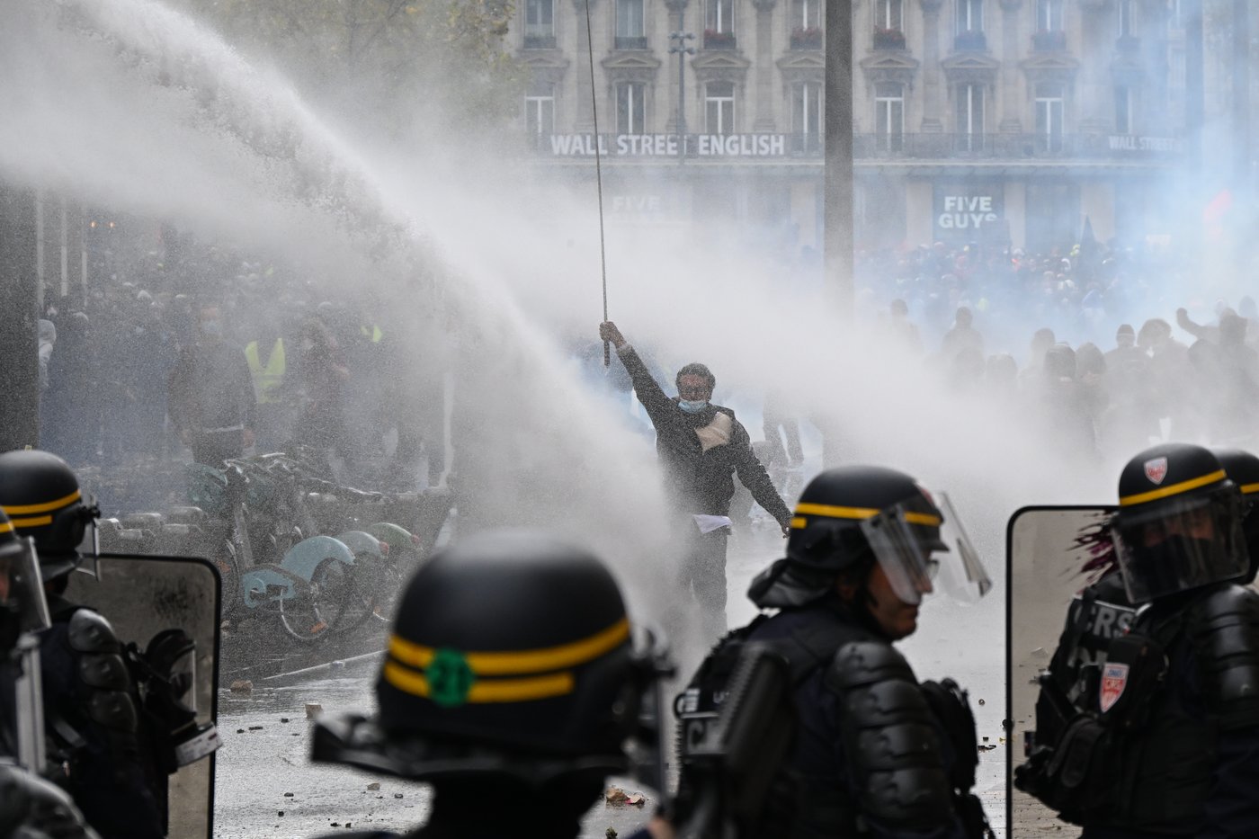 Clashes, fires and looting break out as protesters rally across France, joining students | iNFOnews.ca