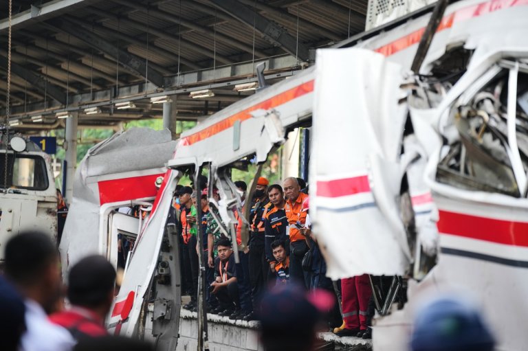 Rescuers trying to reach 3 people trapped in damaged train car after crash in Indonesia | iNFOnews.ca