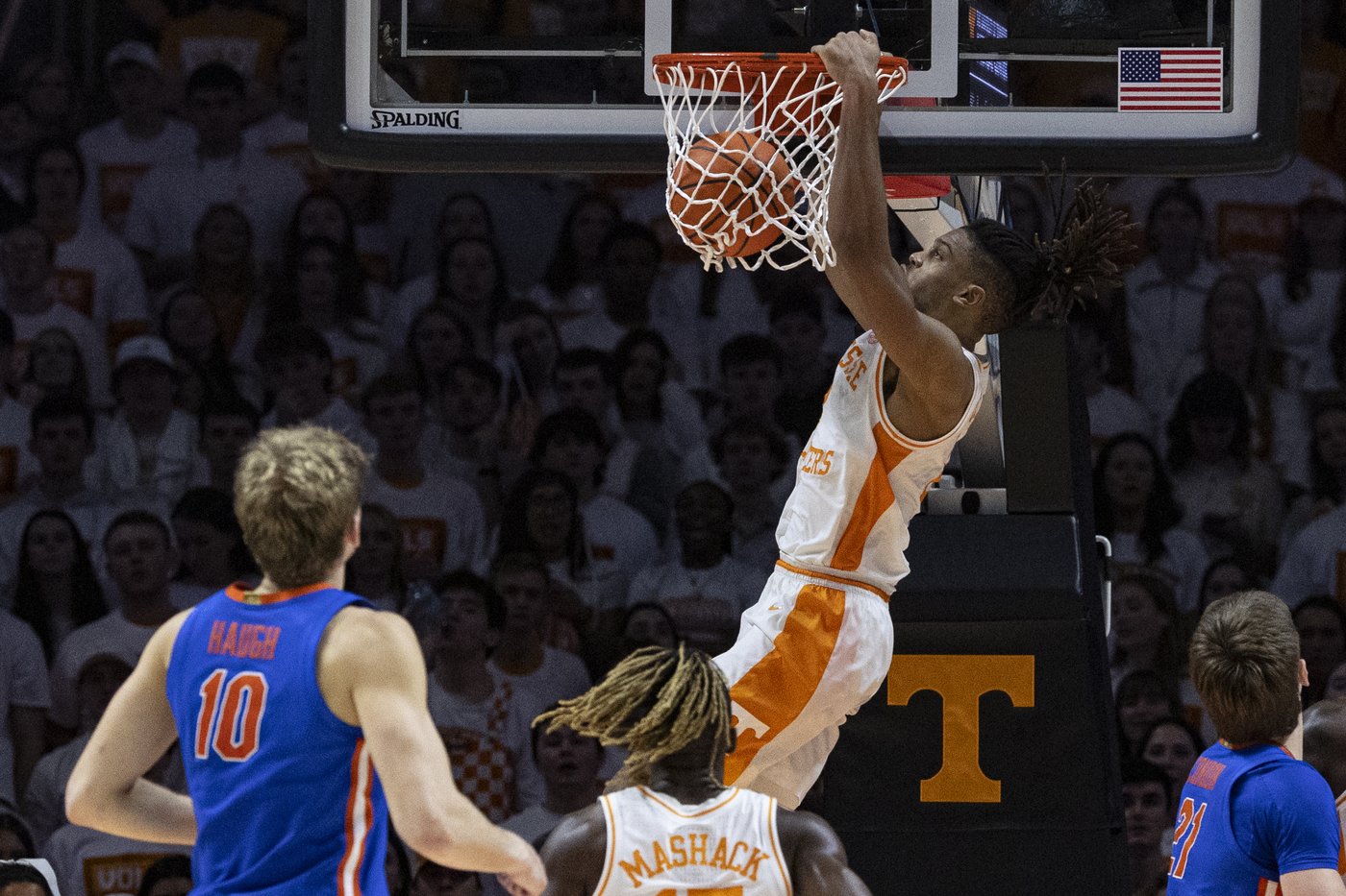 No. 8 Tennessee tops No. 5 Florida 64-44 despite missing starters | iNFOnews.ca