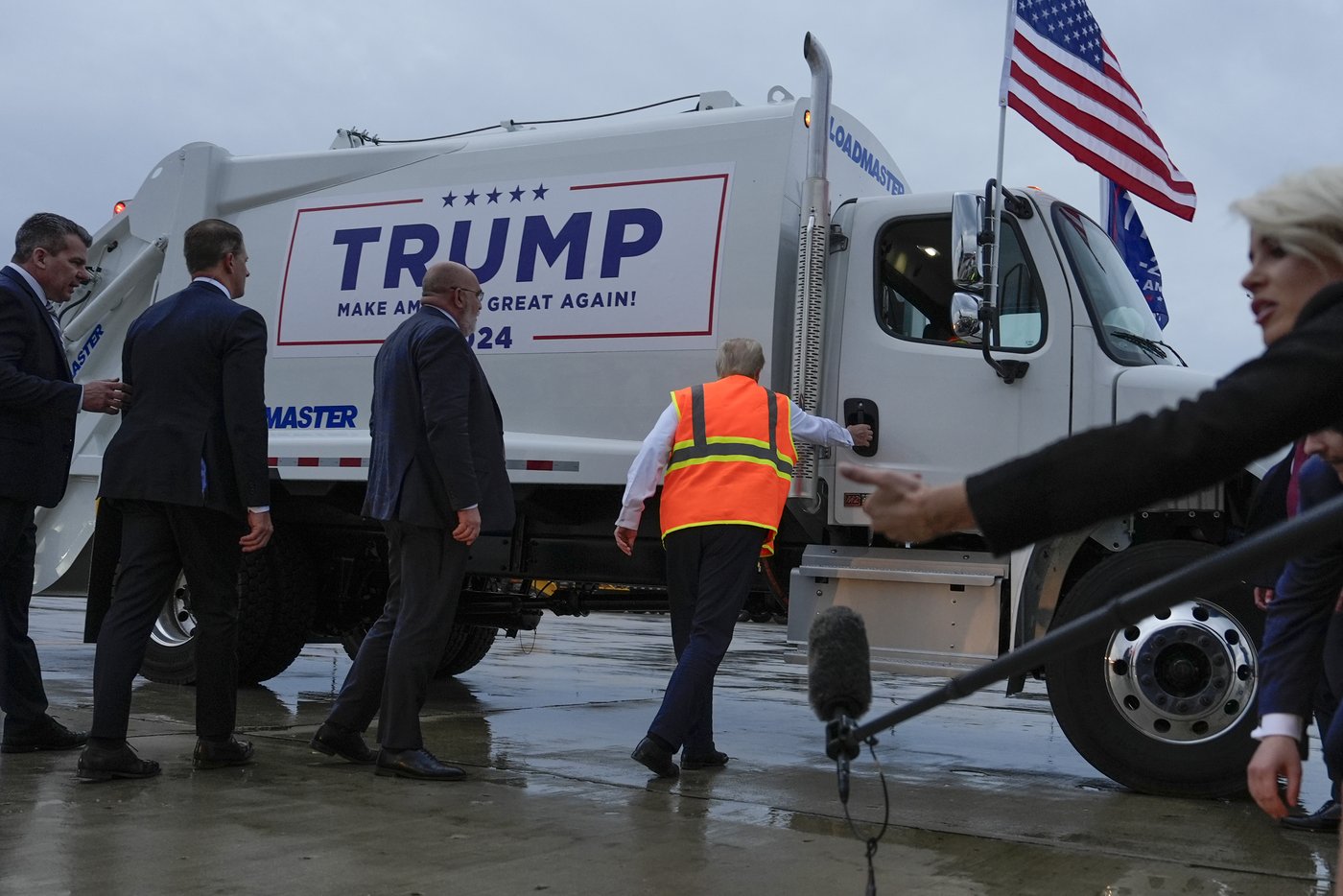 Donald Trump boards a garbage truck to draw attention to Biden remark | iNFOnews.ca Donald Trump boards a garbage truck to draw attention to Biden remark | iNFOnews.ca