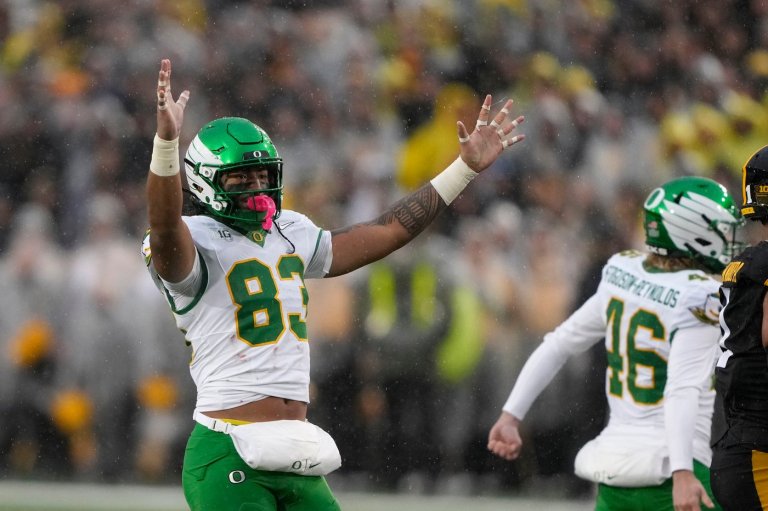 No. 6 Oregon escapes with 18-16 win over Iowa on Sappington's field goal with 3 seconds left | iNFOnews.ca
