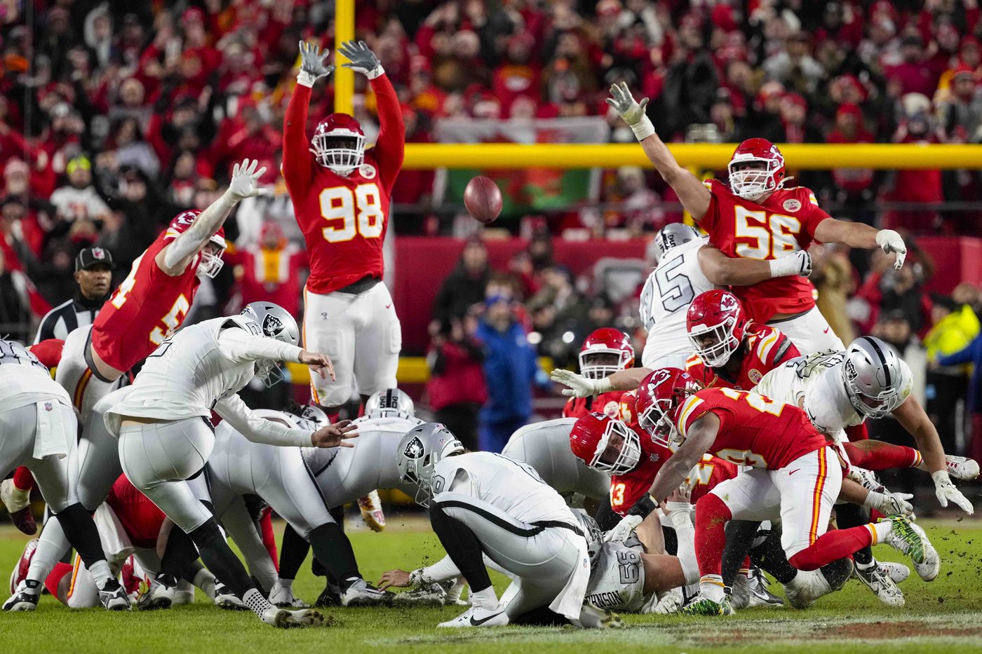 Chiefs recover botched snap by Raiders in closing seconds, clinch playoff berth with 19-17 victory | iNFOnews.ca Chiefs recover botched snap by Raiders in closing seconds, clinch playoff berth with 19-17 victory | iNFOnews.ca