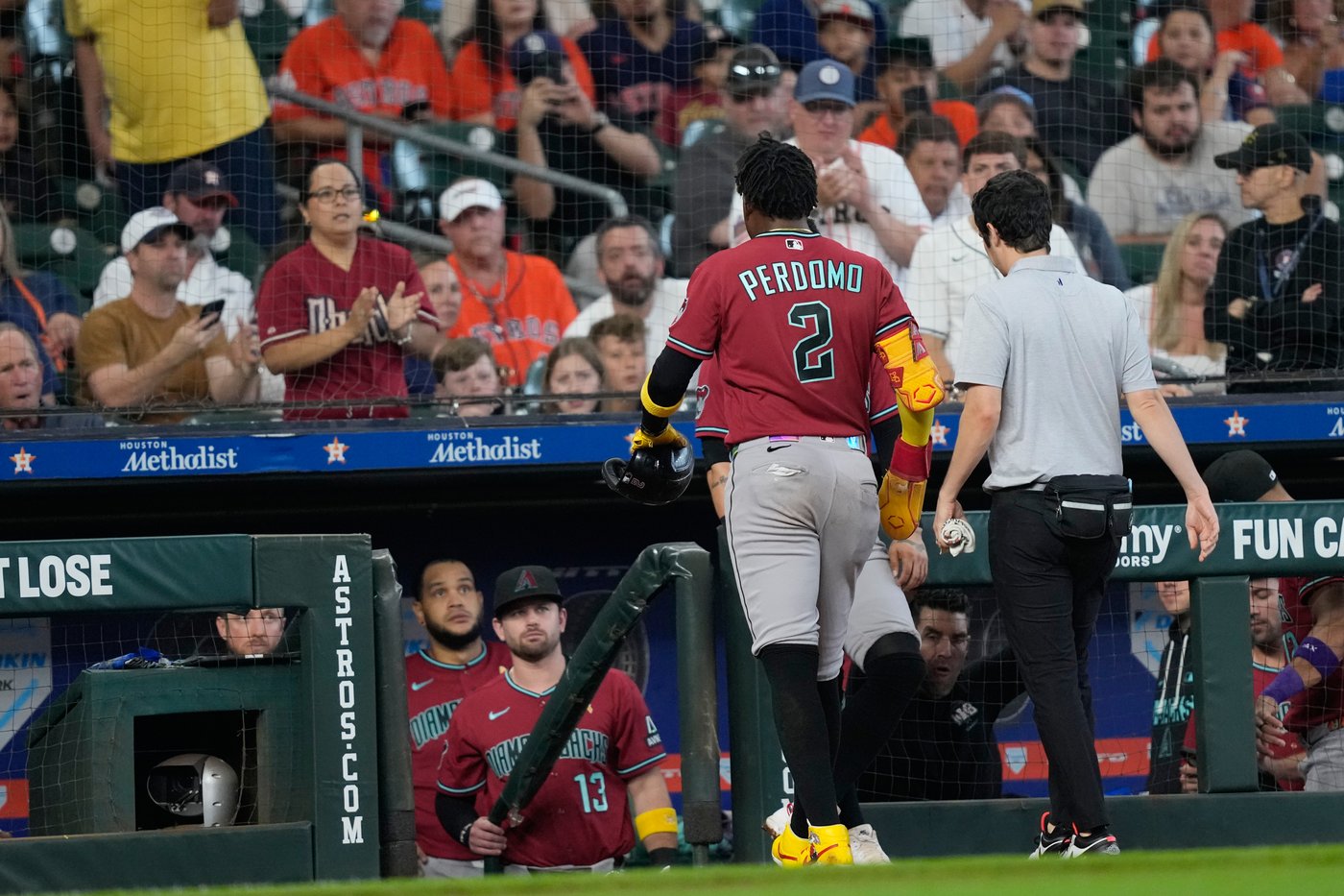 Arizona’s Perdomo leaves game with head contusion after being hit in the helmet by a line drive | iNFOnews.ca Arizona’s Perdomo leaves game with head contusion after being hit in the helmet by a line drive | iNFOnews.ca