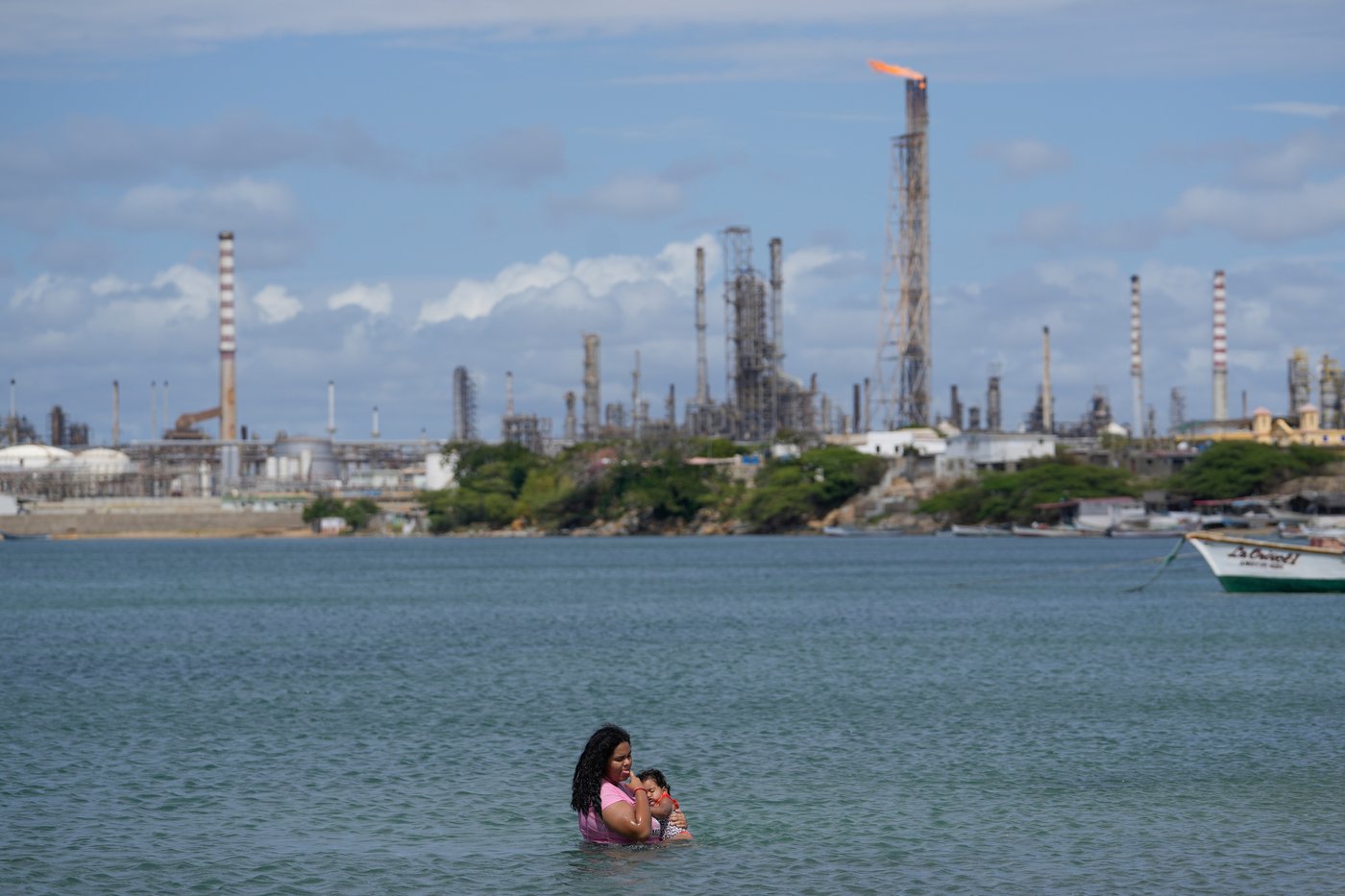 Photos show daily life along Venezuela’s oil coast after Maduro’s capture | iNFOnews.ca