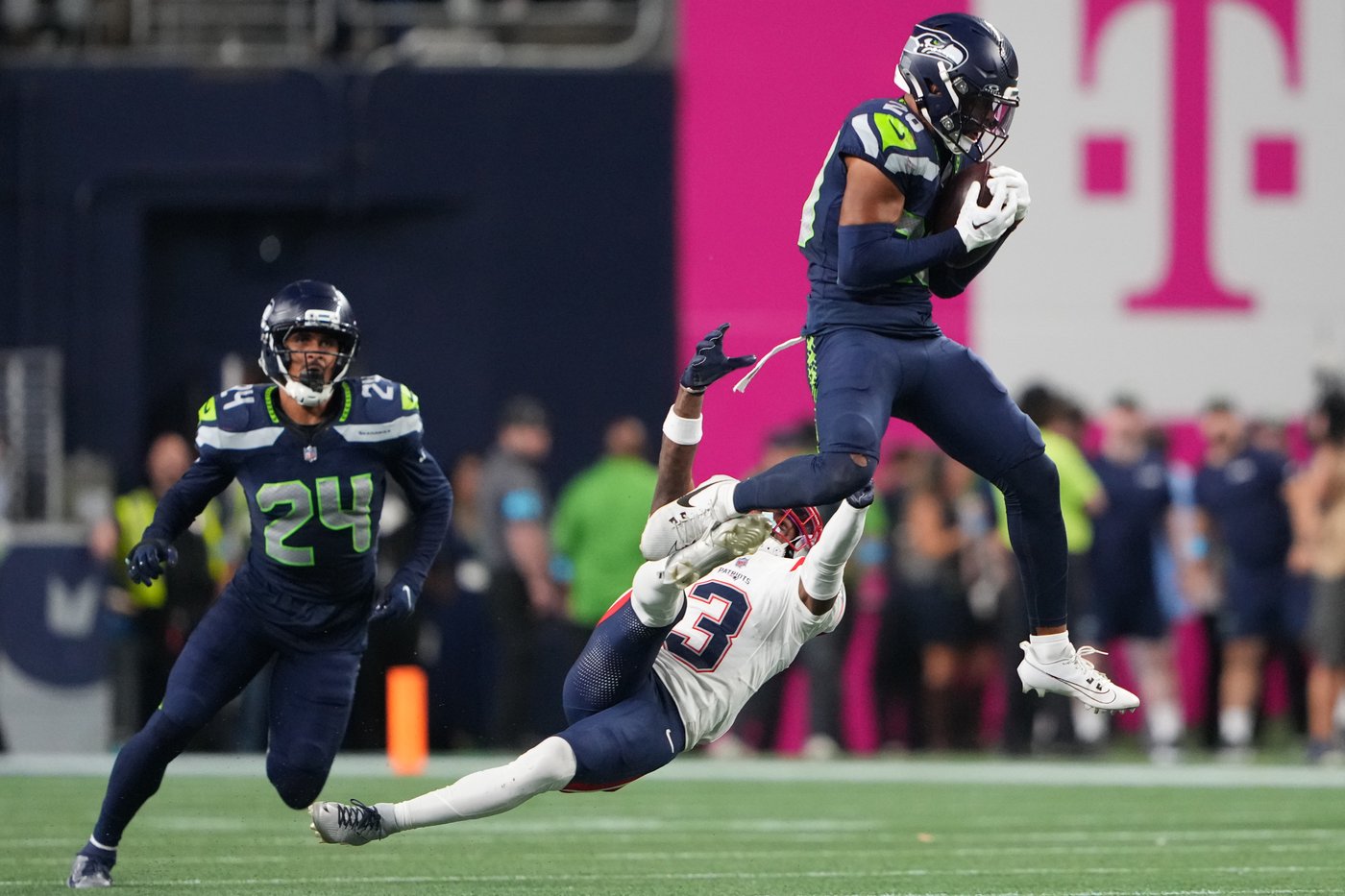 Drake Maye throws 3 INTs in the 4th quarter in another dud against the Seahawks | iNFOnews.ca