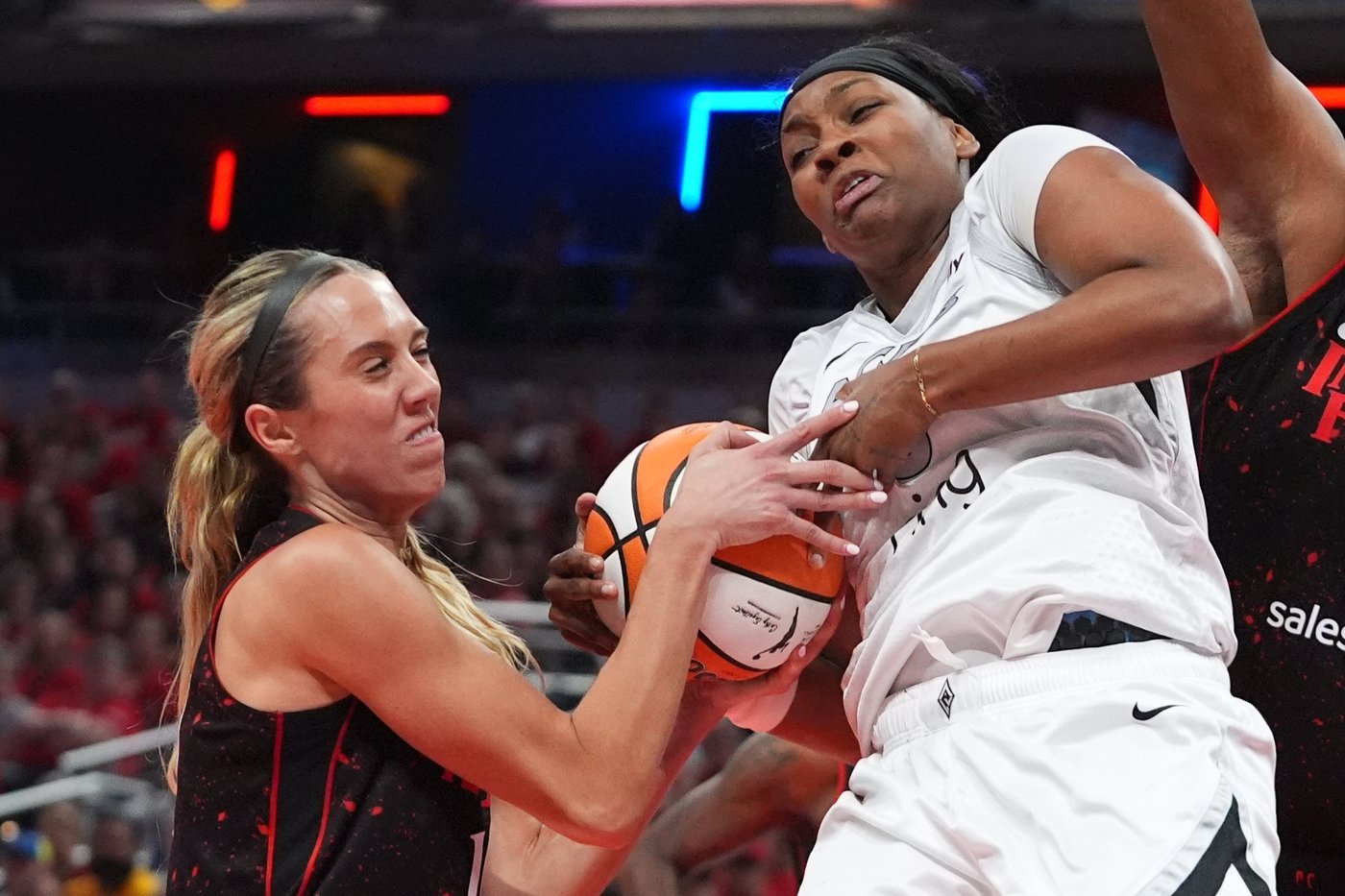 Jackie Young and NaLyssa Smith lead Aces past Fever 84-72 for 2-1 lead in WNBA semifinal series | iNFOnews.ca