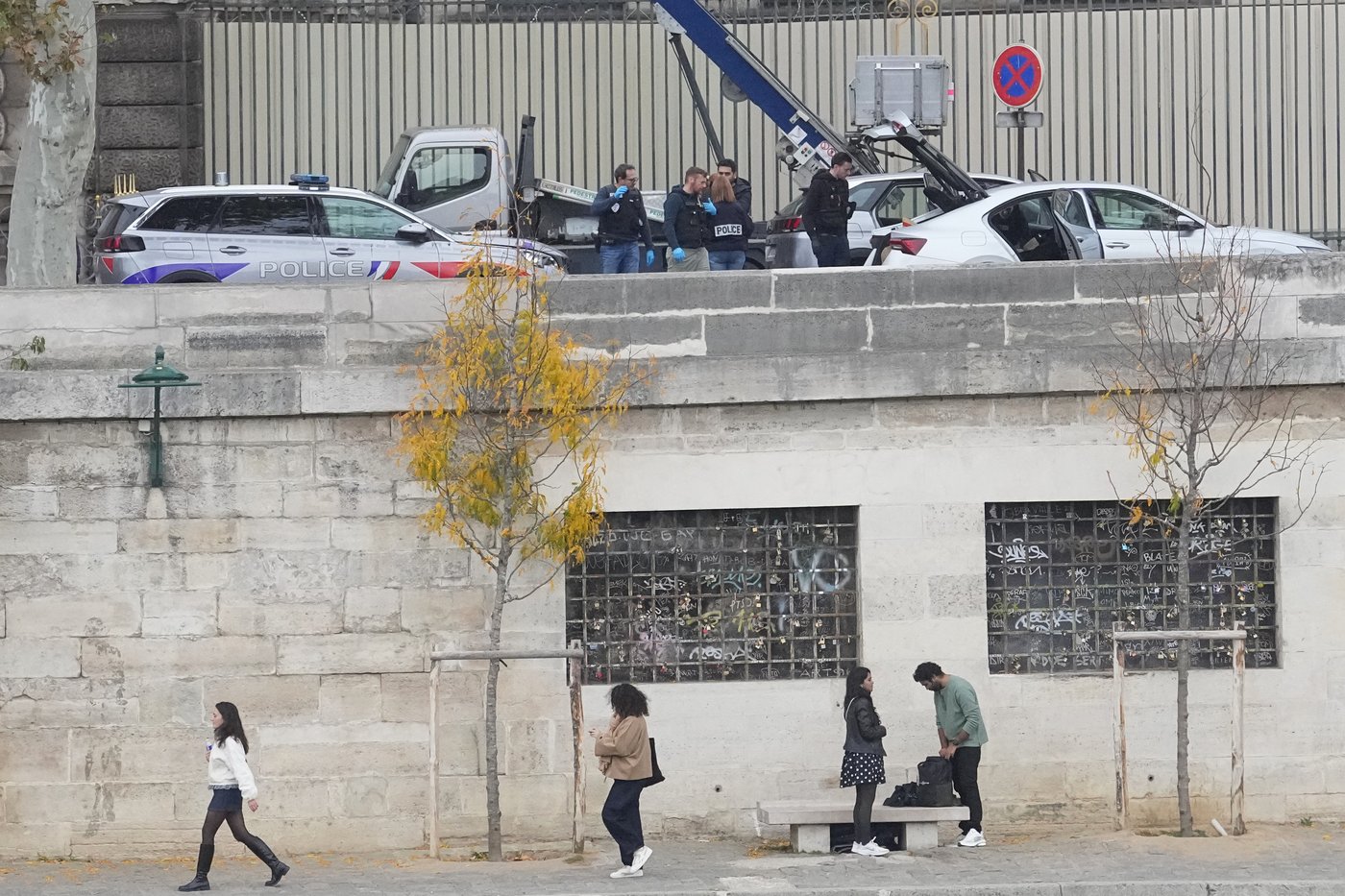 Thieves steal crown jewels in 4 minutes from Louvre Museum | iNFOnews.ca Thieves steal crown jewels in 4 minutes from Louvre Museum | iNFOnews.ca