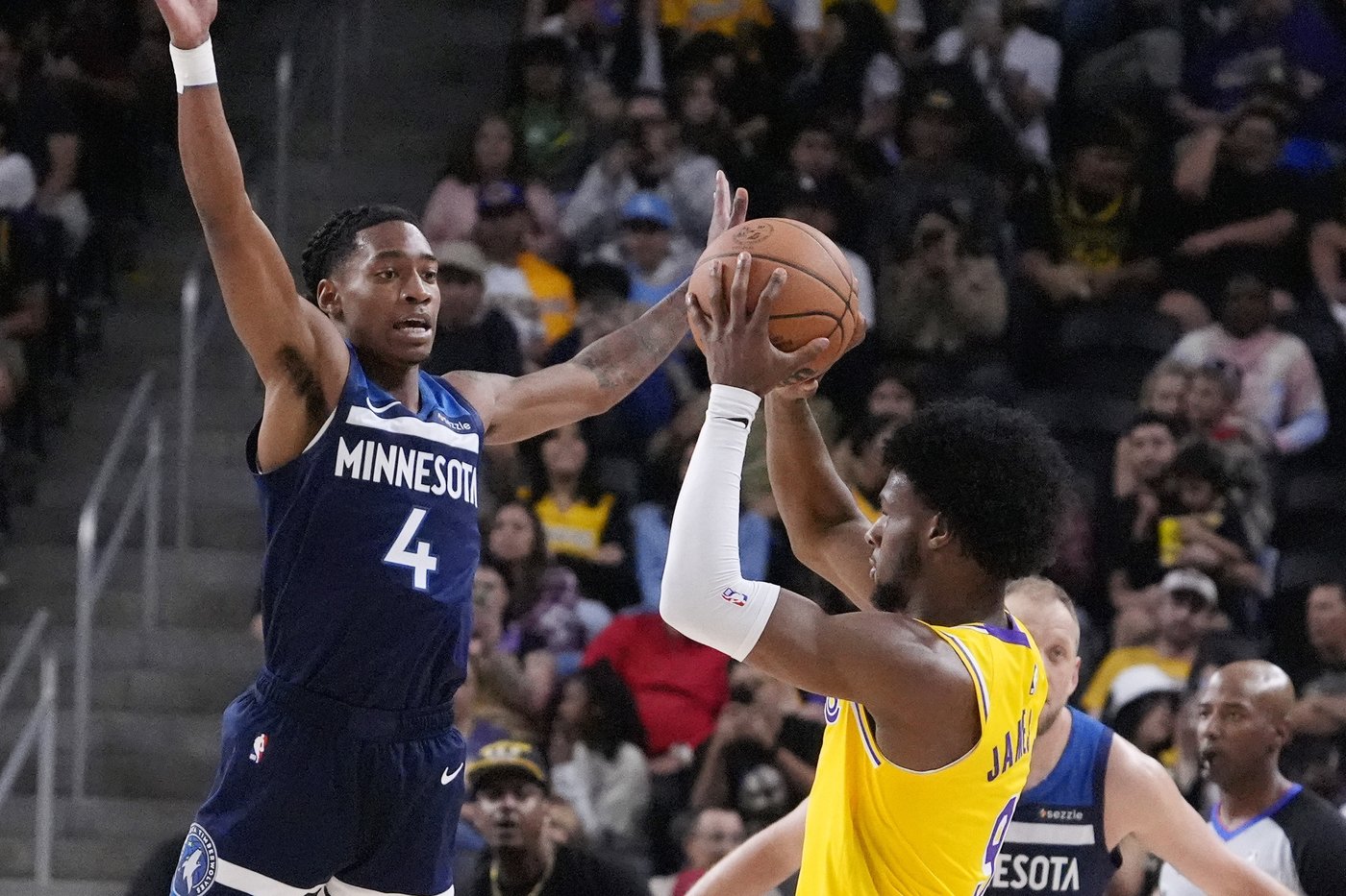 Bronny James begins his Lakers career with a preseason debut. LeBron won't join until the next game | iNFOnews.ca