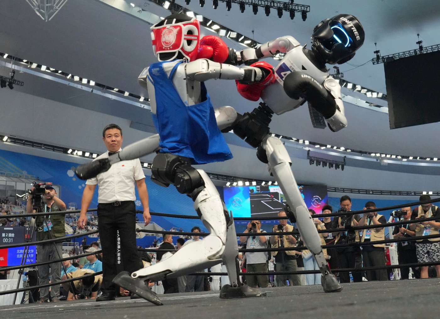 Humanoid robots sprint, play soccer and set records at Beijing games, in photos | iNFOnews.ca