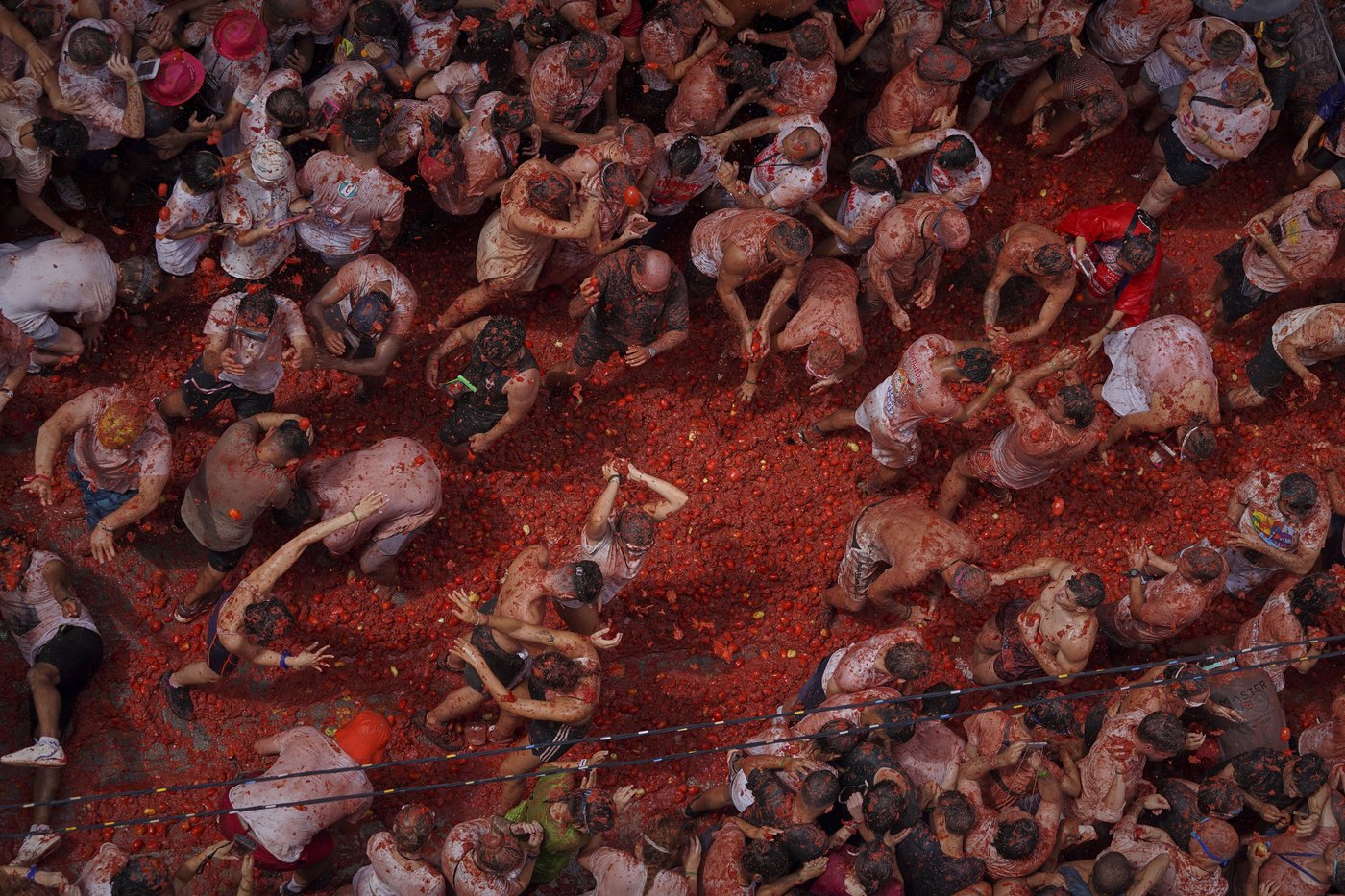 Tons of overripe tomatoes become projectiles in Spain's ‘Tomatina’ food fight | iNFOnews.ca