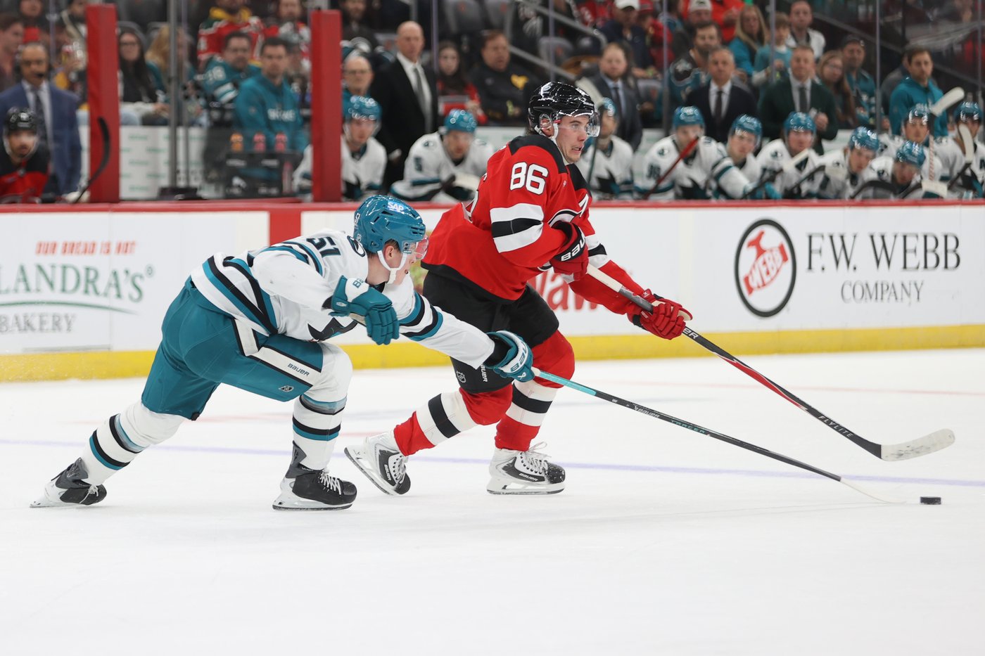 Hamilton scores 2 power-play goals as Devils beat Sharks 3-1 for 7th straight win | iNFOnews.ca Hamilton scores 2 power-play goals as Devils beat Sharks 3-1 for 7th straight win | iNFOnews.ca