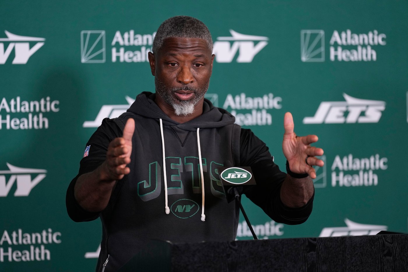 Jets coach Aaron Glenn turns to analytics, science and rest to reshape training camp schedule | iNFOnews.ca