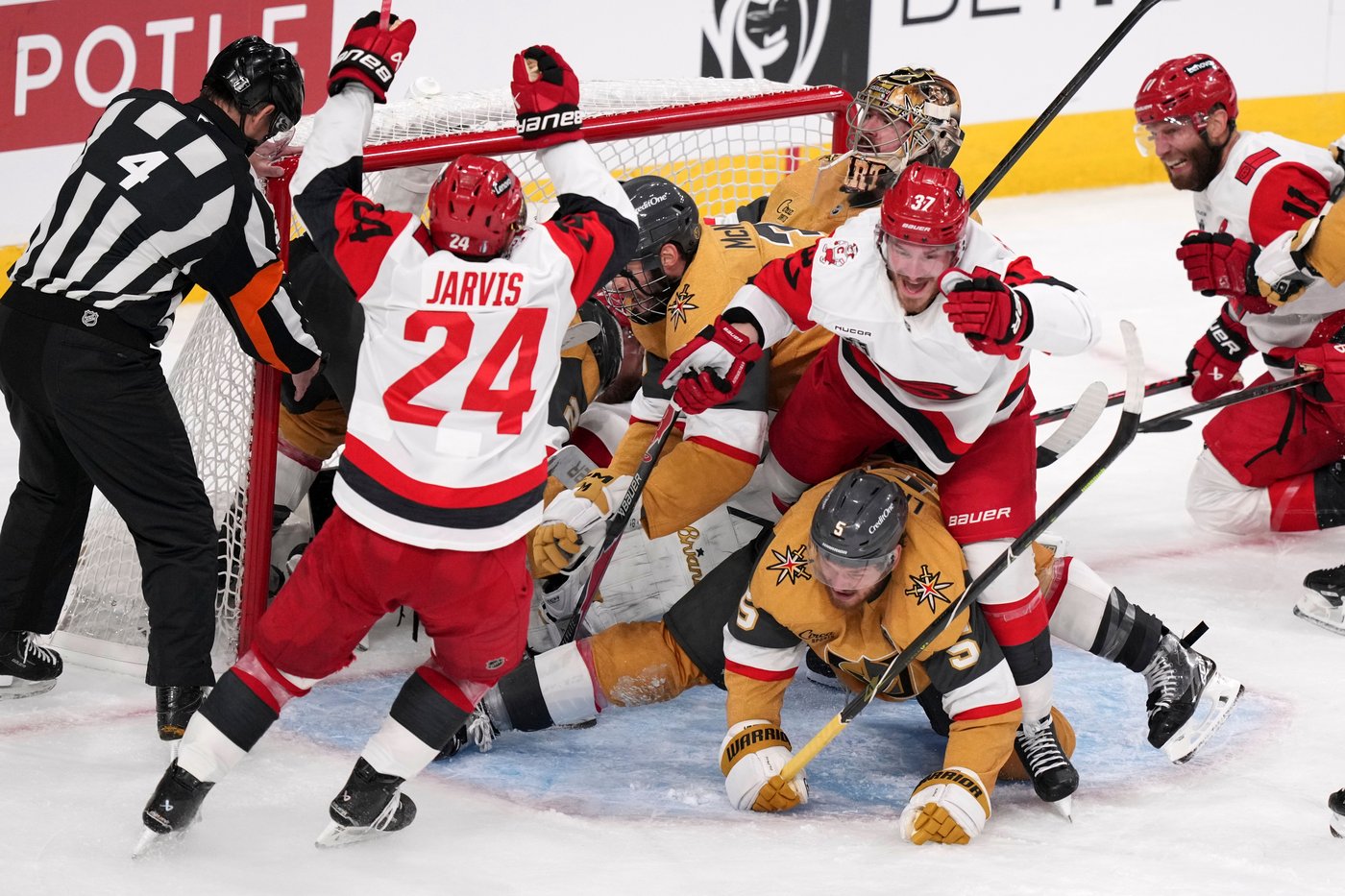 Golden Knights tip Hurricanes 5-4 in 2OT after blowing 4-goal lead | iNFOnews.ca