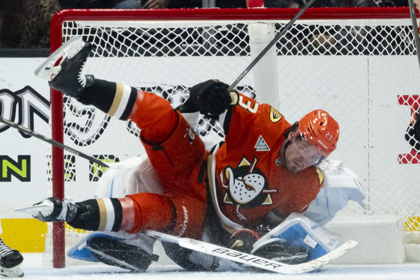 Leo Carlsson scores in OT, and the Ducks beat Utah 5-4 for their 9th straight home opener victory | iNFOnews.ca Leo Carlsson scores in OT, and the Ducks beat Utah 5-4 for their 9th straight home opener victory | iNFOnews.ca
