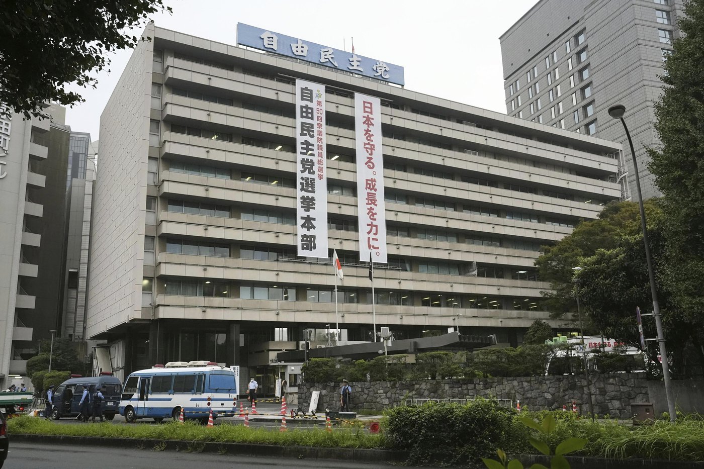 Japan's governing party headquarters is attacked with firebombs and suspect is arrested | iNFOnews.ca