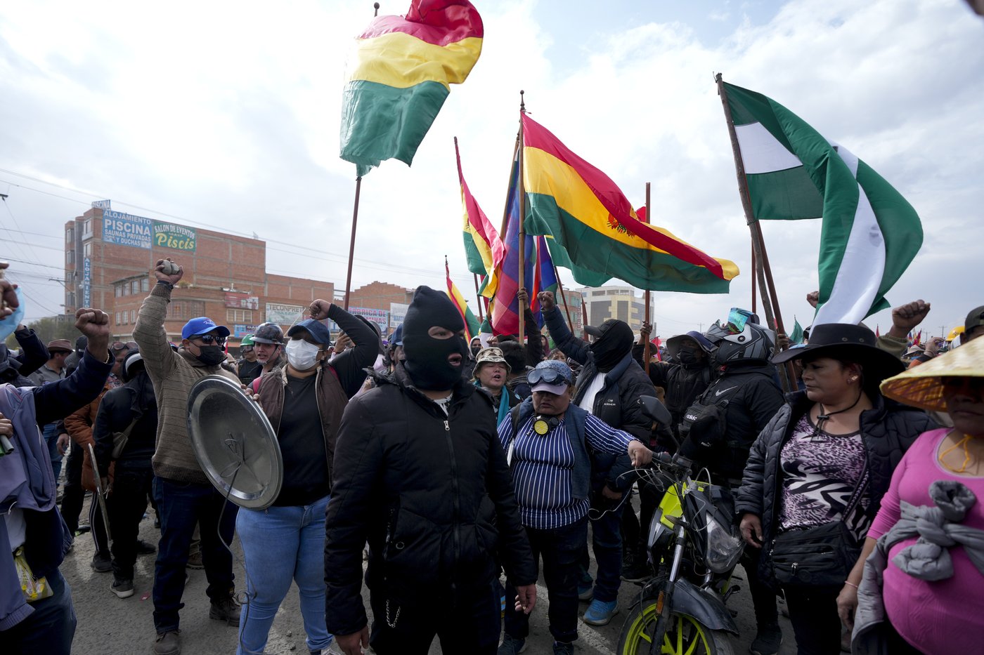 Rival protesters clash in Bolivia as ex-President Evo Morales leads a march to the capital | iNFOnews.ca Rival protesters clash in Bolivia as ex-President Evo Morales leads a march to the capital | iNFOnews.ca