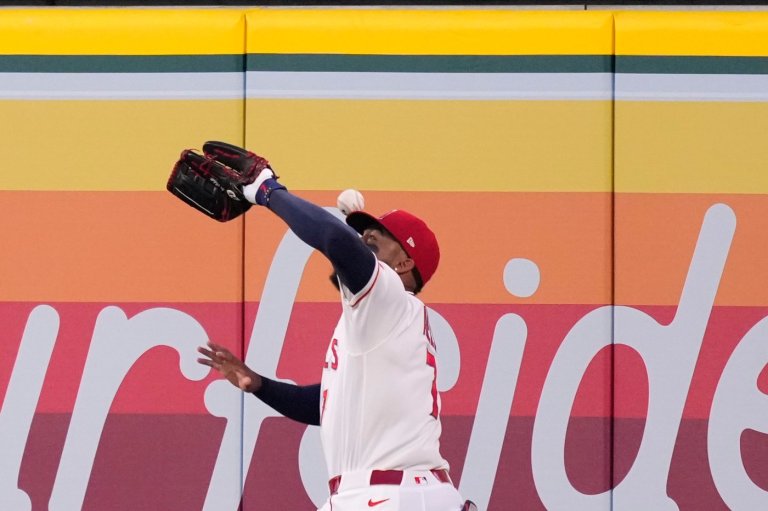Angels outfielder Jo Adell misplays flyball into home run off his head, much like Canseco in 1993 | iNFOnews.ca