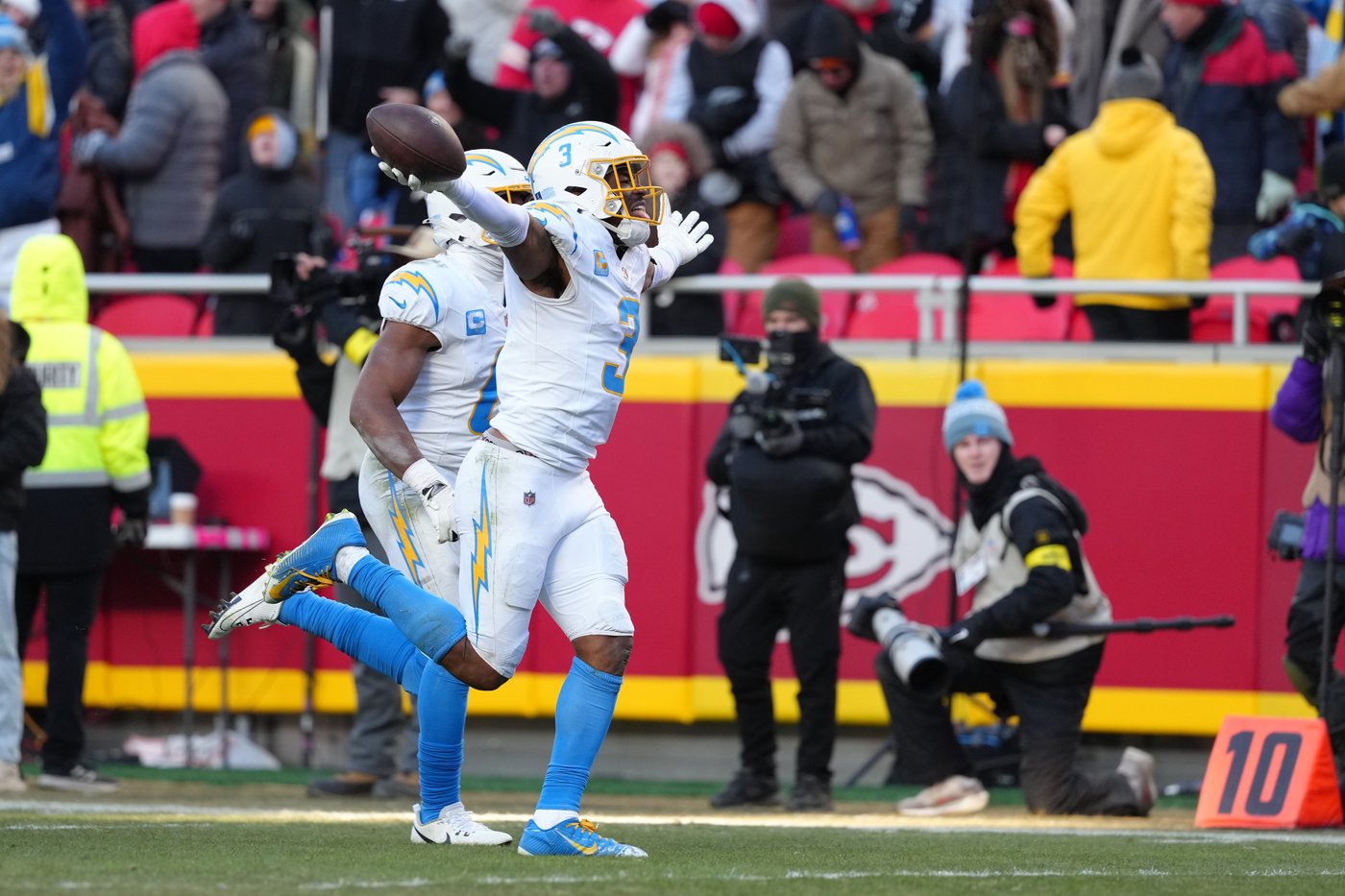 Surging Chargers defense is turning coordinator Jesse Minter into a hot head coaching candidate | iNFOnews.ca