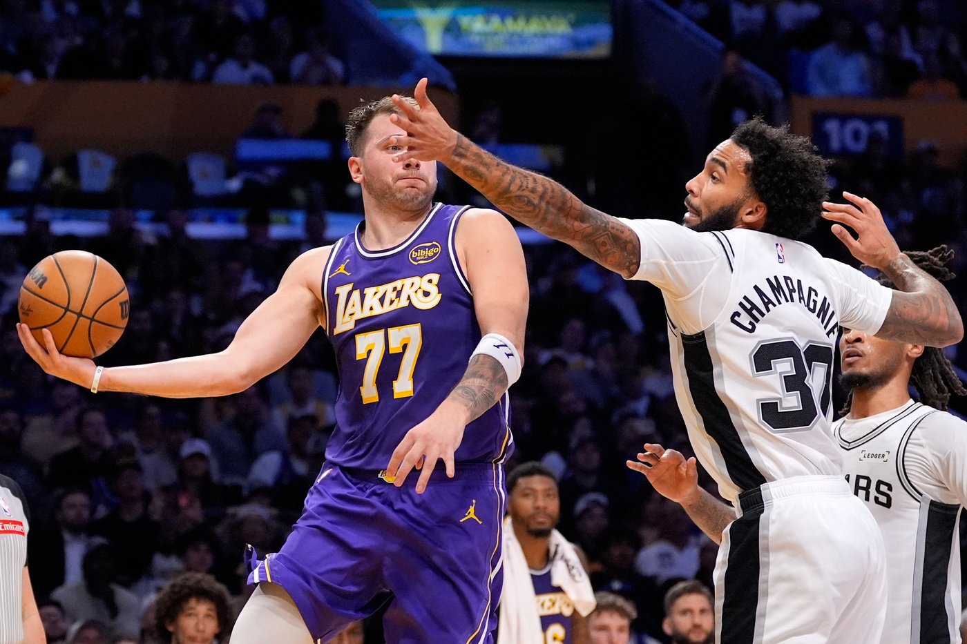 Doncic scores 35, and the Lakers survive a frantic final second for a 118-116 win over the Spurs | iNFOnews.ca