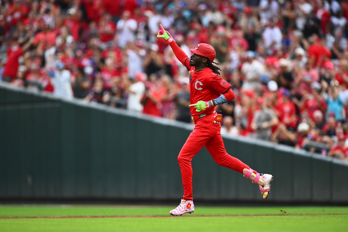Reds hit 3 home runs and hold on for 5-3 victory over Brewers | iNFOnews.ca