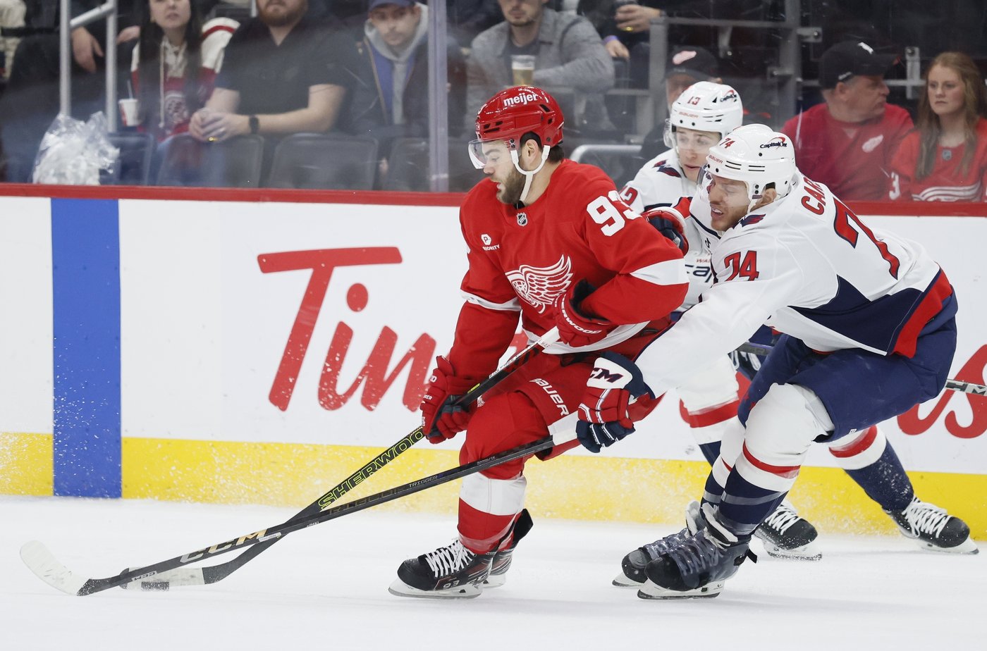 Kane reaches 1,300 points, Red Wings halt four-game slide with 4-2 win over Capitals | iNFOnews.ca