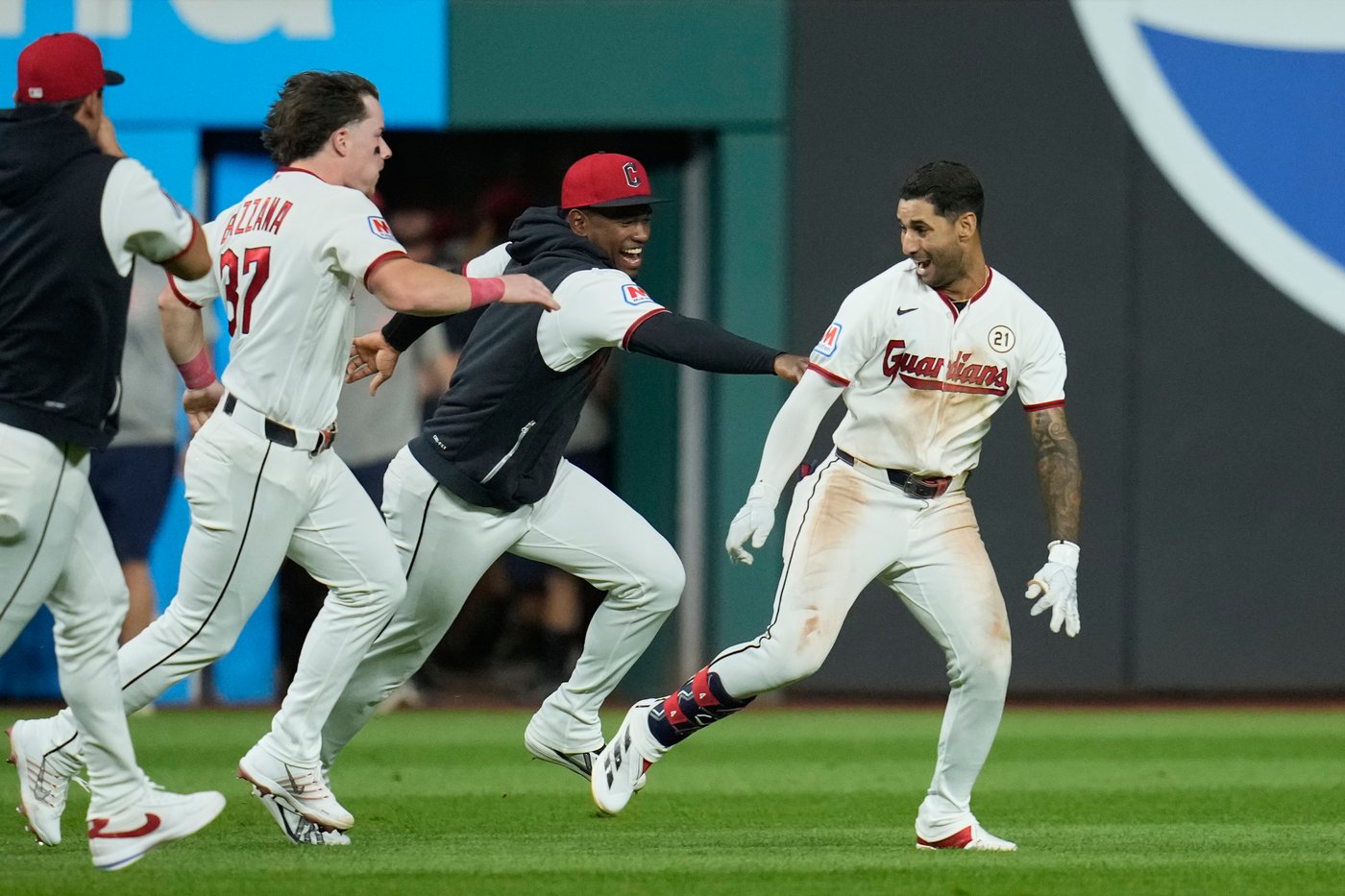 Rocchio delivers 2-run double in 9th, Guardians rally to stun White Sox 7-6 and tighten AL Central | iNFOnews.ca Rocchio delivers 2-run double in 9th, Guardians rally to stun White Sox 7-6 and tighten AL Central | iNFOnews.ca