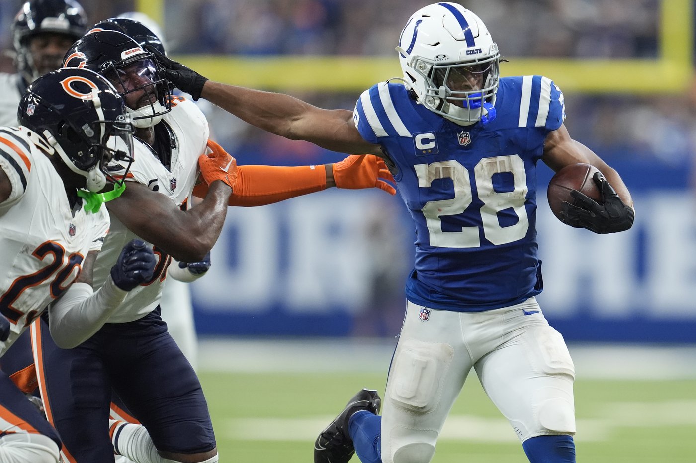Colts rush for 3 TDs as struggling defense slows Bears offense for a 21-16 victory | iNFOnews.ca
