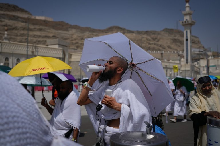 Muslim pilgrims perform Hajj rituals under intense heat as Eid al-Adha celebrations start | iNFOnews.ca