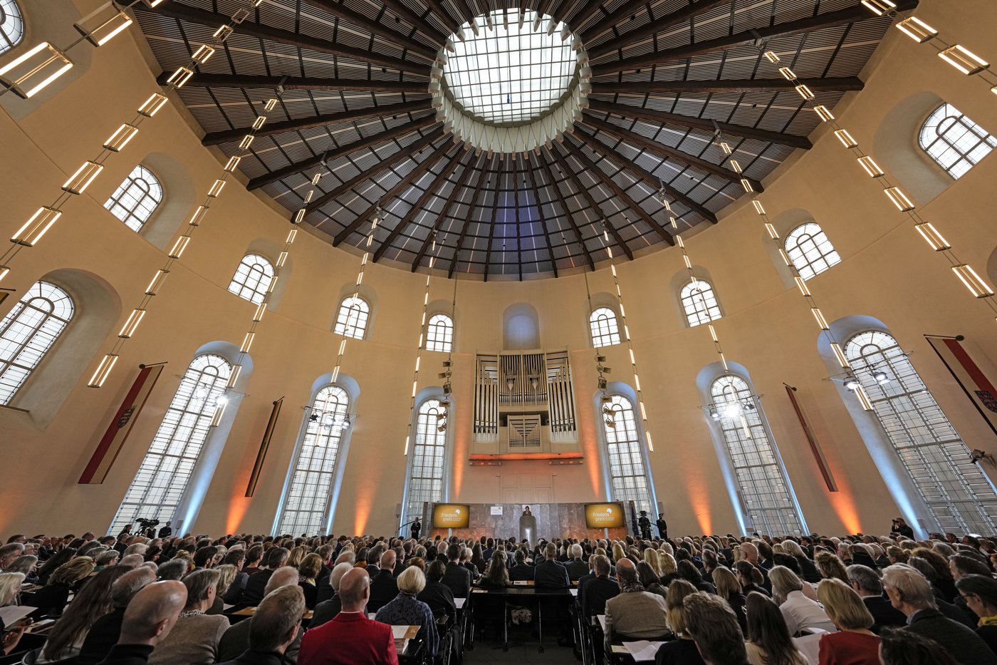 US writer Anne Applebaum appeals for arms for Ukraine as she accepts German peace prize | iNFOnews.ca