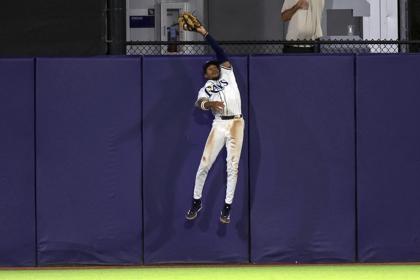 Chandler Simpson robs a homer and drives in go-ahead run as Rays beat Blue Jays 2-1 | iNFOnews.ca