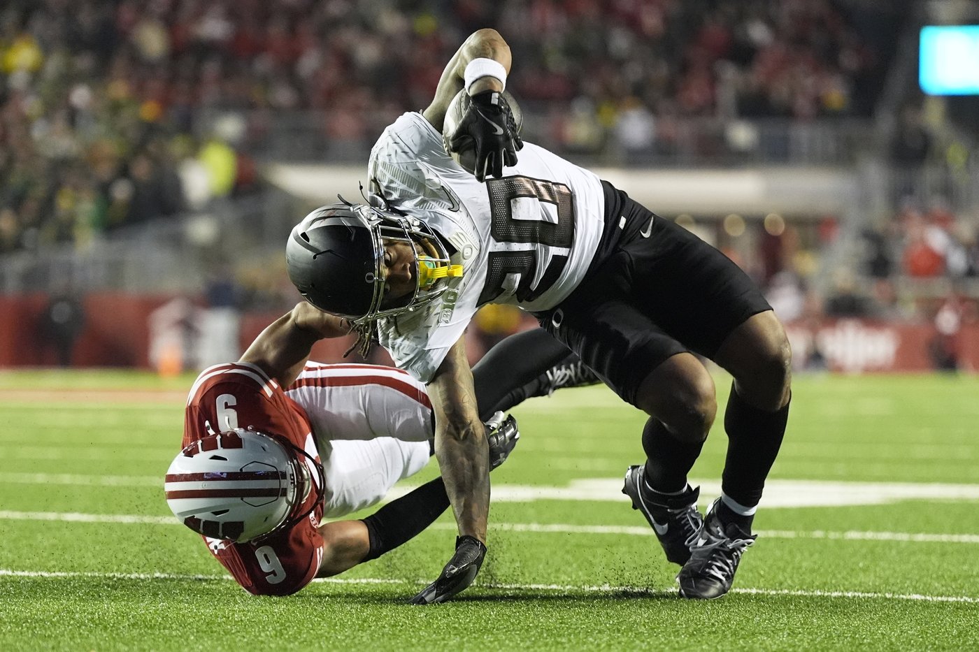 No. 1 Oregon rallies in 4th quarter to beat Wisconsin 16-13 | iNFOnews.ca
