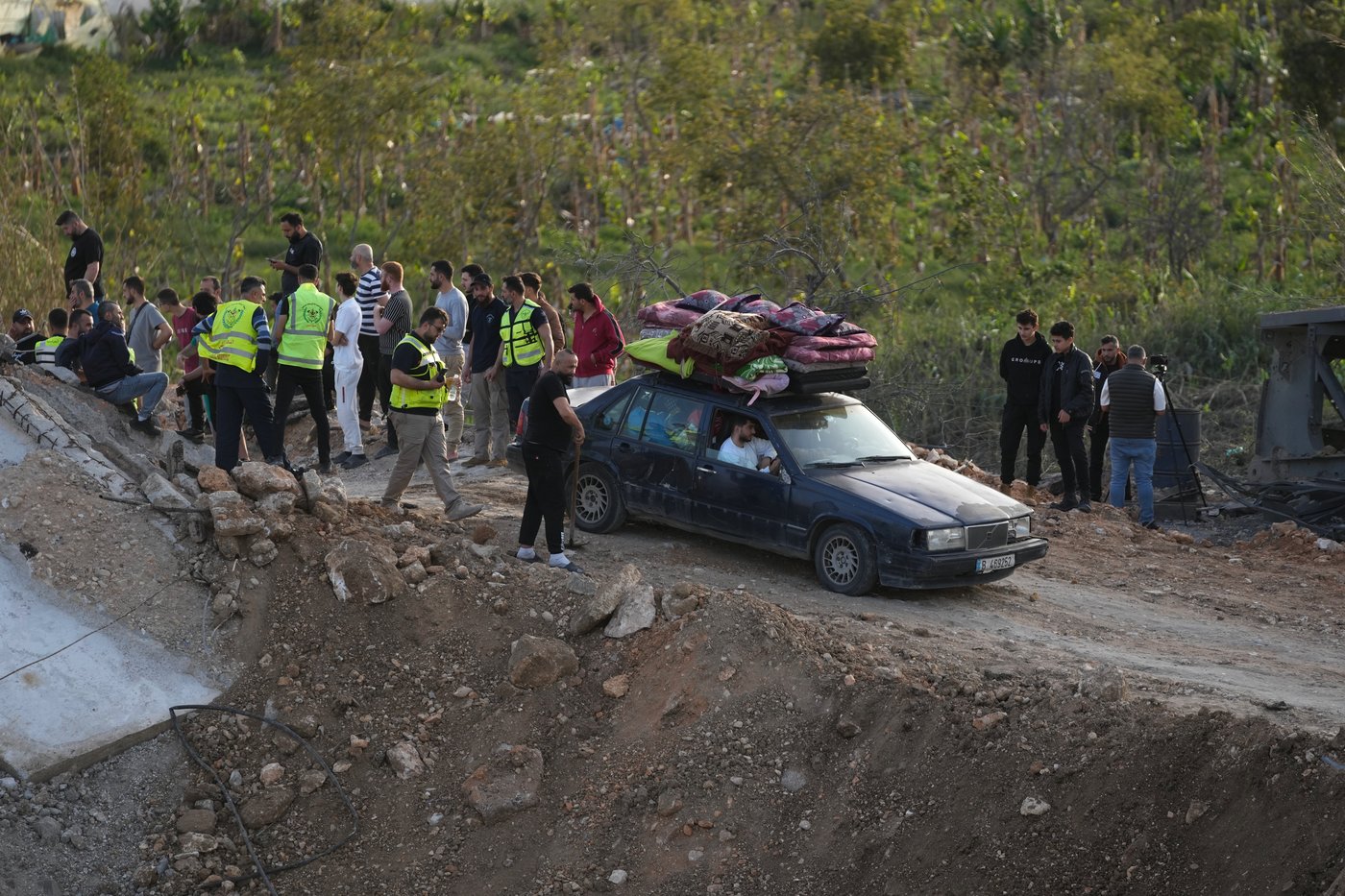 Displaced Lebanese return to villages following Israel and Hezbollah ceasefire in photos | iNFOnews.ca