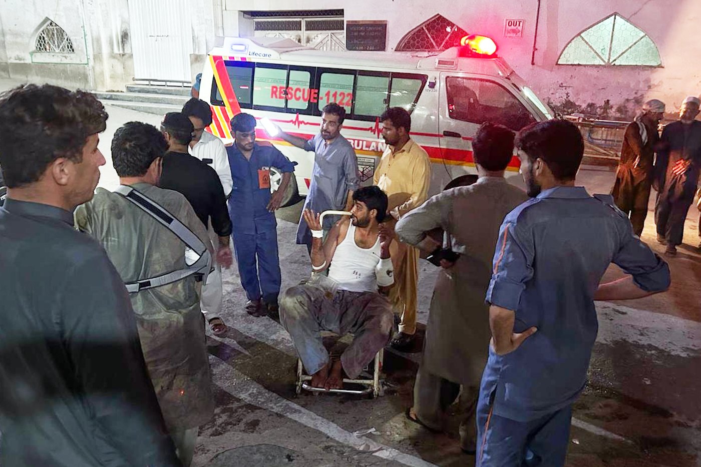 Raid on a Pakistani police post leaves 11 officers and 15 attackers dead | iNFOnews.ca Raid on a Pakistani police post leaves 11 officers and 15 attackers dead | iNFOnews.ca