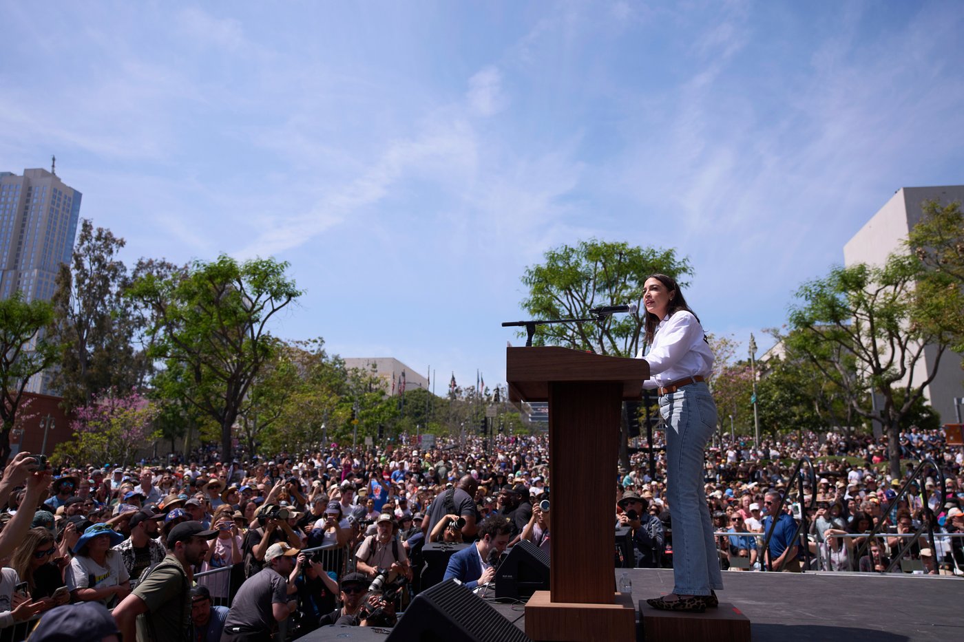 PHOTO COLLECTION: AOC Bernie Sanders | iNFOnews.ca