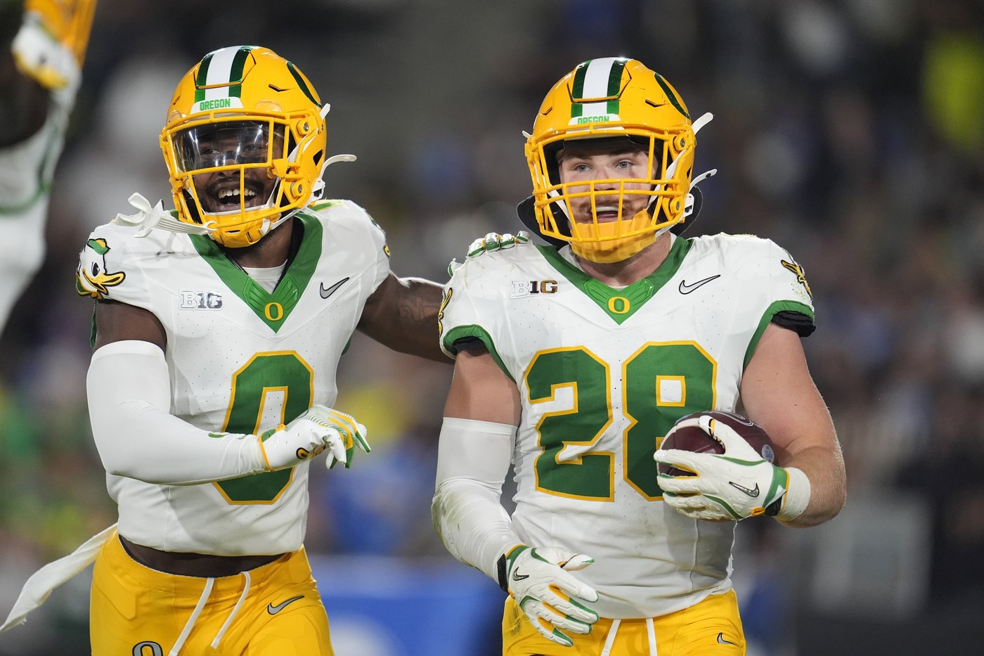 Dillon Gabriel throws for 3 TDs as No. 8 Oregon beats UCLA 34-13 in first Big Ten game | iNFOnews.ca
