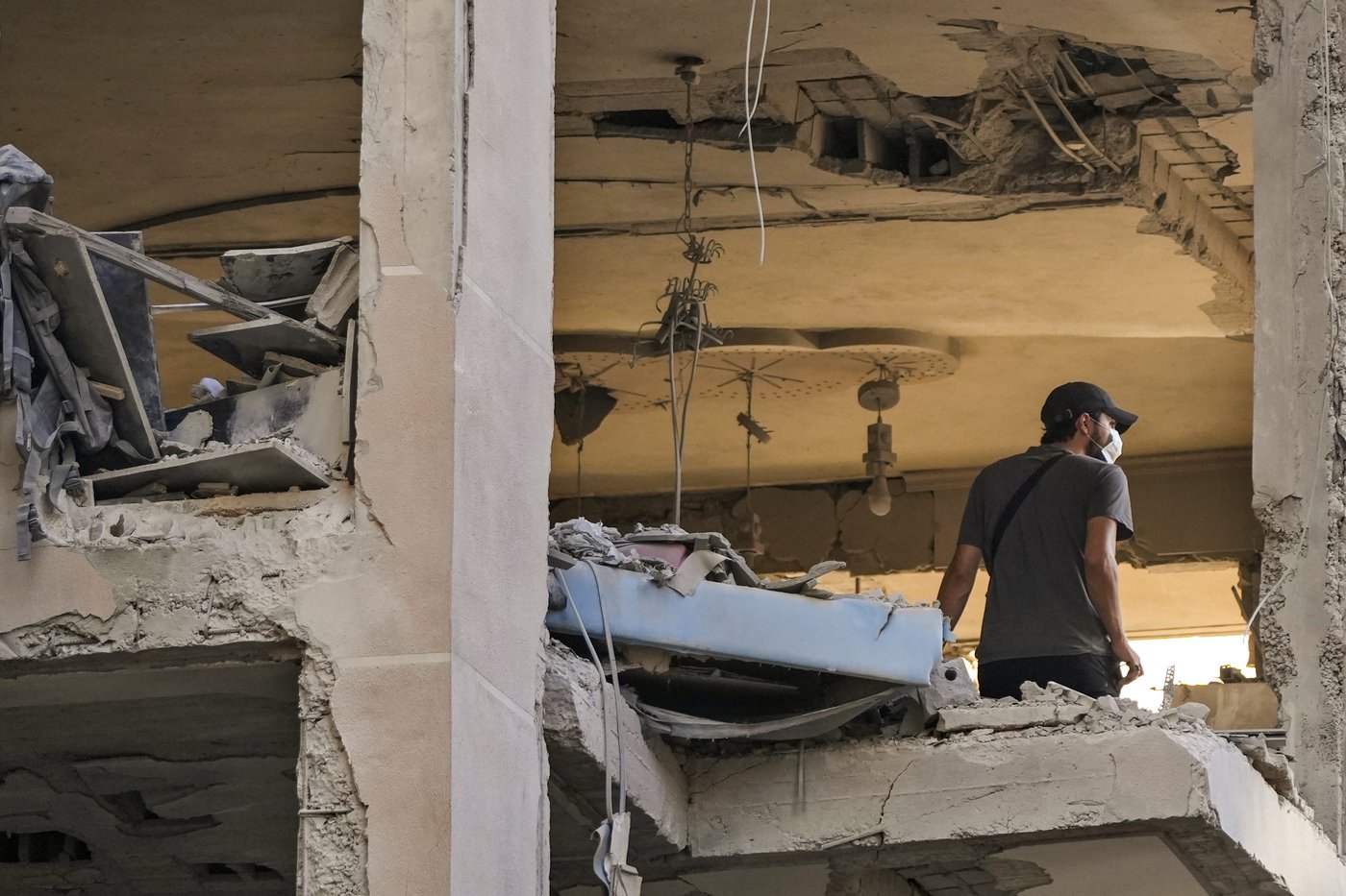 Israel-Hamas war latest: Israeli airstrikes in Lebanon have killed nearly 700 this week | iNFOnews.ca