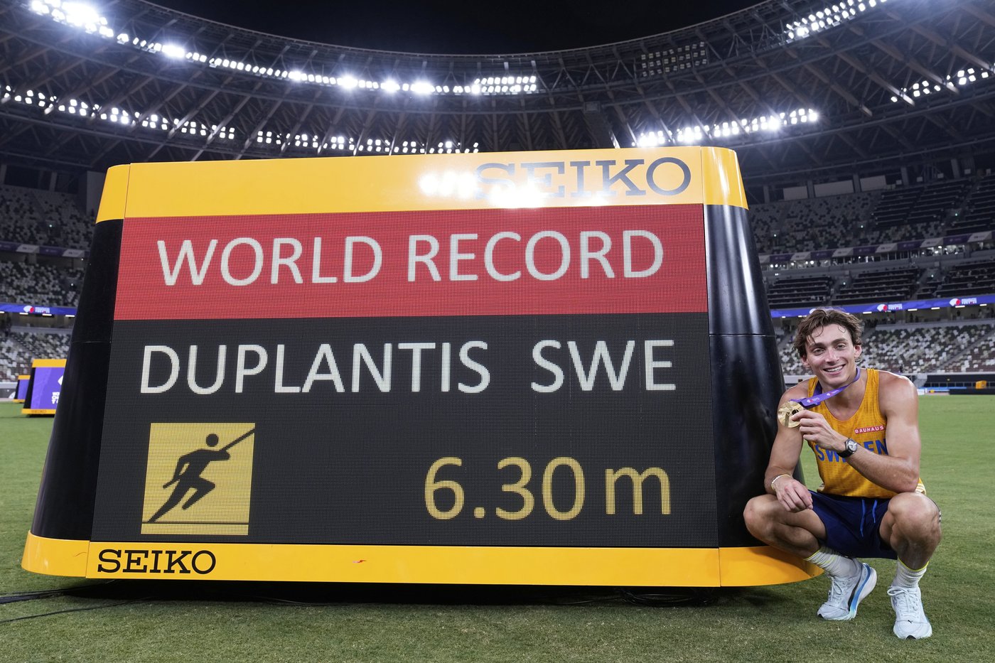 Duplantis gives Japanese fans what they came for -- another world record in pole vault | iNFOnews.ca