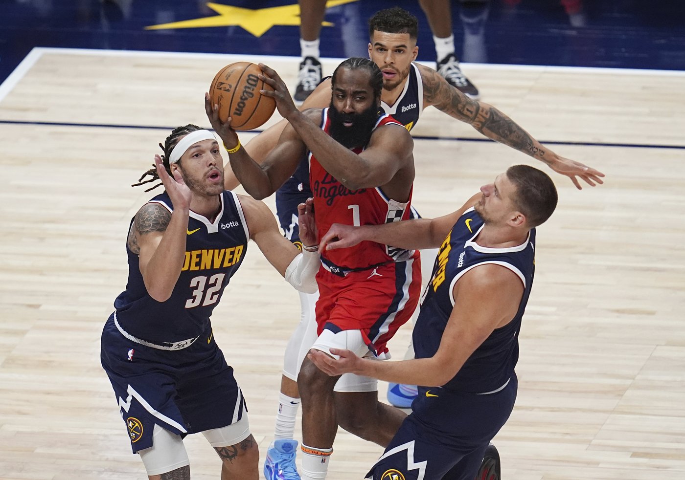 Kawhi Leonard's 39 points lead Clippers to a 105-102 win over Nuggets to even series 1-1 | iNFOnews.ca